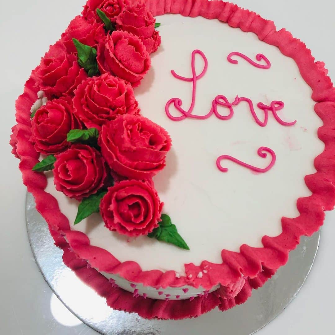 SUPER CAKESさんのインスタグラム写真 - (SUPER CAKESInstagram)「Happy Valentine’s Day ❤️💙💚💛🧡💜🖤🤍🤎  #valentinecake #redvelvetcake #love #cakeforlove #cakephotography #qatarbaker #homebaker #creamcheese #buttercreamflowers #redandwhitecake」2月14日 7時35分 - super.cakes