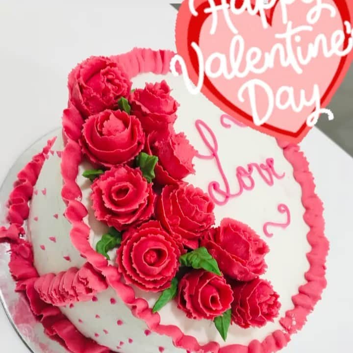 SUPER CAKESのインスタグラム：「Happy Valentine’s Day ❤️💙💚💛🧡💜🖤🤍🤎  #valentinecake #redvelvetcake #love #cakeforlove #cakephotography #qatarbaker #homebaker #creamcheese #buttercreamflowers #redandwhitecake」