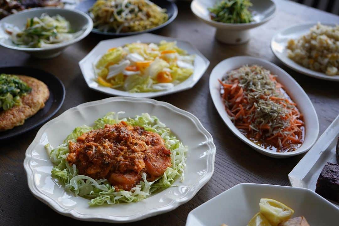 鈴木あすなのインスタグラム：「「家庭料理はシンプルで良い」 . . みんな、お料理楽しめてるかな？？ snsが普及して、隣の家の食卓が見えるようになって、 今や家庭料理は毎日の戦いみたいになってる気がしています。 . . さらに美味しいものをと、もっともっとってなってて、先が見えない。 . . 料理は生きていくために必要な営みで、今日だけ頑張ればいいものではないから、このままいくといつか疲弊してしまうんじゃないかと心配。 . . でも本来、家庭料理ってそういうものなのかな？？ . . 私のおばあちゃんがレシピを見ていたことは一度もないし、昔は家庭料理の筋がビシッと通っていて無理なくできるものだったと思う。 . . 私が言いたいのは日々そんなにご馳走じゃなくてもいいってこと。 . . 安心するおいしさ、安心する味付けをいくつか知っておくだけで十分。 . . 私は違うと思うんだよね、 名もなき料理こそ家庭料理。 私は無理矢理レシピにタイトルをつけるけど、厚揚げと人参の味噌炒め、みたいな余っている食材味噌で炒めただけの夕飯の日もあるし、それで自分と娘が「美味しいね♡」って笑顔で食事できたら大満足。 . 我が家がでは、ハンバーグ、唐揚げ、グラタン、餃子みたいなthe王道家庭料理はご馳走になる。笑 . でも安心するし、旬の野菜のおいしさをしみじみ感じる。これで十分普段の食卓は満足なのよね。 . 何より持続可能！ 無理もないし、日々気楽に気軽に楽しく料理しています。 (ダイエットにもなるし節約にもなるよ。笑) . . オンラインlesson、無事終了しました。 北海道、東京、新潟、静岡、広島、、、愛知以外にもたくさんの県から参加して下さり感無量でした。 . なんかいろいろ伝えたくなって想いを文章にしたら、原稿用紙3枚になった。 . また続きは次の投稿で。 . . #ミートフリー#ソーシャルグッド#オンラインレッスン」
