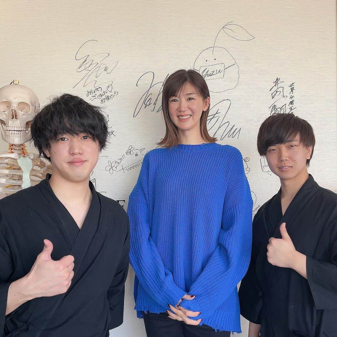 のインスタグラム：「バレーボール元日本代表 栗原恵さんメンテナンス🏐 . 風神雷神担当 関東幹部 つーさん @filament_tsusan  . #整体Filament #栗原恵 #美容 #整体 #小顔矯正」