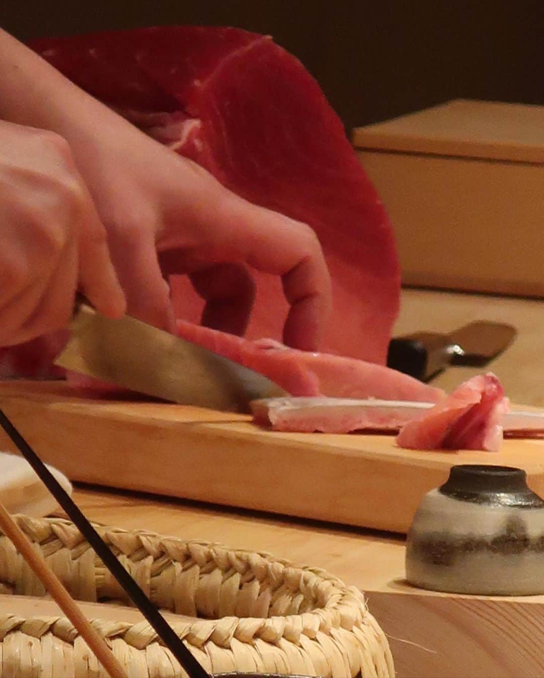 ImotoEtsuyo さんのインスタグラム写真 - (ImotoEtsuyo Instagram)「つづき ・ ・ 先月13日にオープンしたばかりの　 西麻布　鮨やま田さんへ。  関西の有名店で修行された 大将の丁寧な仕事でつくられた 旬の食材を使ったおつまみと握りの お任せコース。 つまみの間に握りが入るスタイルのコース。 赤酢のシャリはふわふわ。  白子とウニが特に美味しかった♩  今の所は 18時スタートの一回転のみ。　  カウンター7席の隠れ家的な店。 オープンしたばかりで穴場かも。 予約困難店になりそう…  美味しく頂きました。  @sushi.yamada.nishiazabu  #鮨やま田 #鮨 #寿司 #Sushi #優しい寿司 #西麻布グルメ #西麻布 #新店 #東京グルメ #gourmet   ご馳走さまでした。」2月13日 22時46分 - bisuhada
