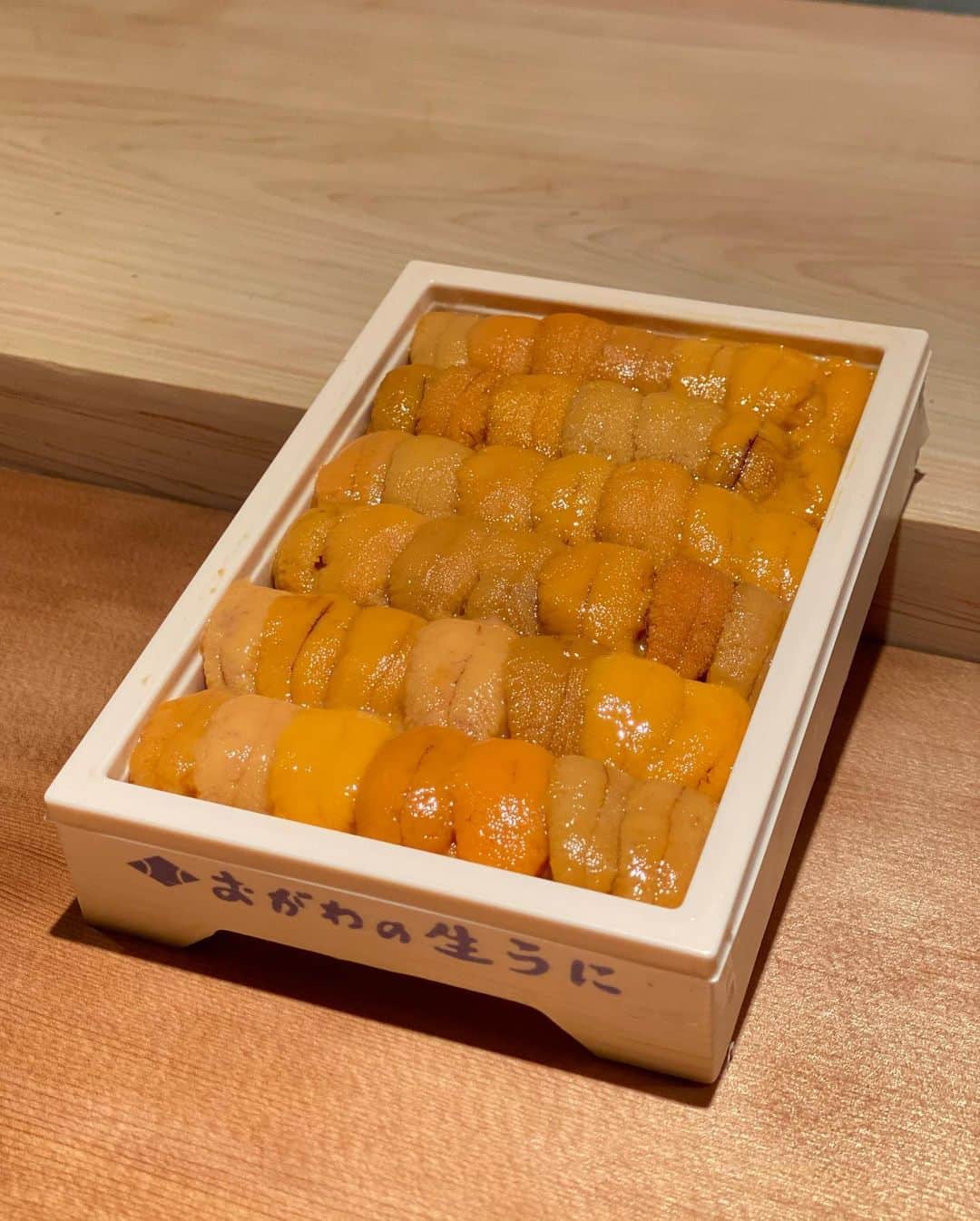 ImotoEtsuyo さんのインスタグラム写真 - (ImotoEtsuyo Instagram)「つづき ・ ・ 先月13日にオープンしたばかりの　 西麻布　鮨やま田さんへ。  関西の有名店で修行された 大将の丁寧な仕事でつくられた 旬の食材を使ったおつまみと握りの お任せコース。 つまみの間に握りが入るスタイルのコース。 赤酢のシャリはふわふわ。  白子とウニが特に美味しかった♩  今の所は 18時スタートの一回転のみ。　  カウンター7席の隠れ家的な店。 オープンしたばかりで穴場かも。 予約困難店になりそう…  美味しく頂きました。  @sushi.yamada.nishiazabu  #鮨やま田 #鮨 #寿司 #Sushi #優しい寿司 #西麻布グルメ #西麻布 #新店 #東京グルメ #gourmet   ご馳走さまでした。」2月13日 22時46分 - bisuhada