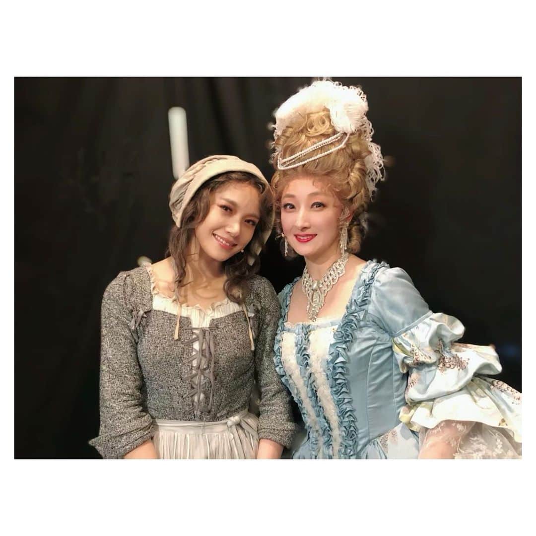 ソニンのインスタグラム：「. 終演後に花さんマリーと。#花總まり　さん なんと花ちゃんマリーとは東京あと千秋楽だけ。大阪入れても残り4回だけ😱 東京公演も数えれるほどになってきました 私はあと5回。 いつもありがとうございます✨✨✨  明日もまた。 12時に。  あ ツイッターで感想ハッシュタグが出来ました 良かったらインスタでも使ってください。 #今日のソニンMA 読んでいいね押しにいきます💖 . #ミュージカルMA  #MA2021 #ソニン」