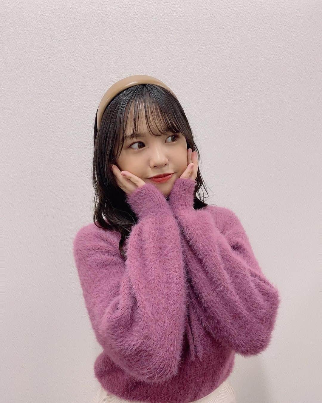 本郷柚巴のインスタグラム：「オンランお話し会 ありがとうございました🤍  画面越しだけど 皆さんとお話しできる時間が 本当に幸せです☺️✨  #オンラインお話し会  #カチューシャ #ニット  #ミニスカート  #ロングブーツ」
