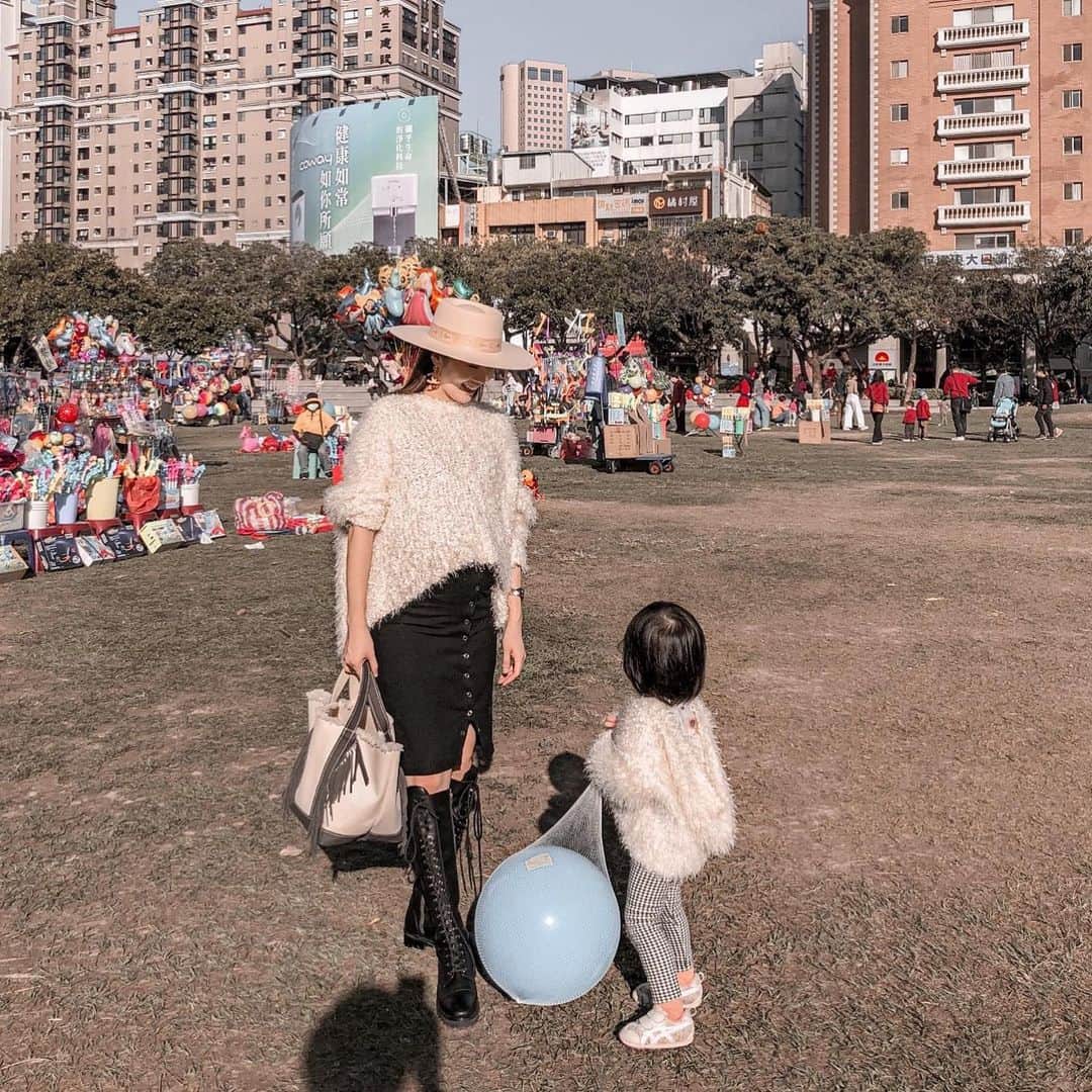 Lilian莉安のインスタグラム：「- 初二走春 母女都帶著一顆圓滾滾的球 #鍾愛藍色」