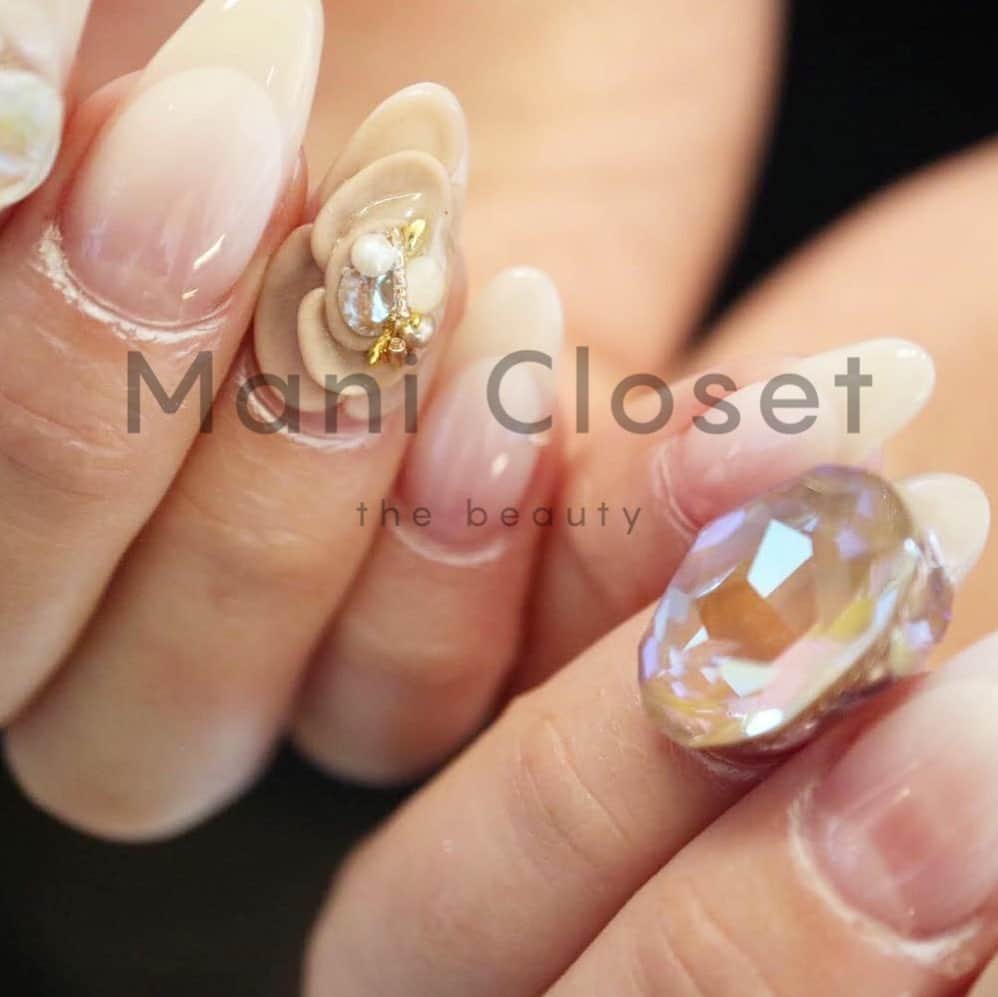 筒井のぞみのインスタグラム：「・ ManiCloset the beauty ベストヒットメニュー①  〝ウェアラブルパーツ〟  お客様のお手元に合わせ スタイリストがハンドリングしながらデザインする 3Dフラワーやビジュースタイルのメニュー提案。  お爪のフォルムを崩さないよう スタイルをキープしながら仕上げるため 大きなパーツでもノンストレス。  創業から10年経った今も 形を変えながら愛され続けるロングセラー✌️」