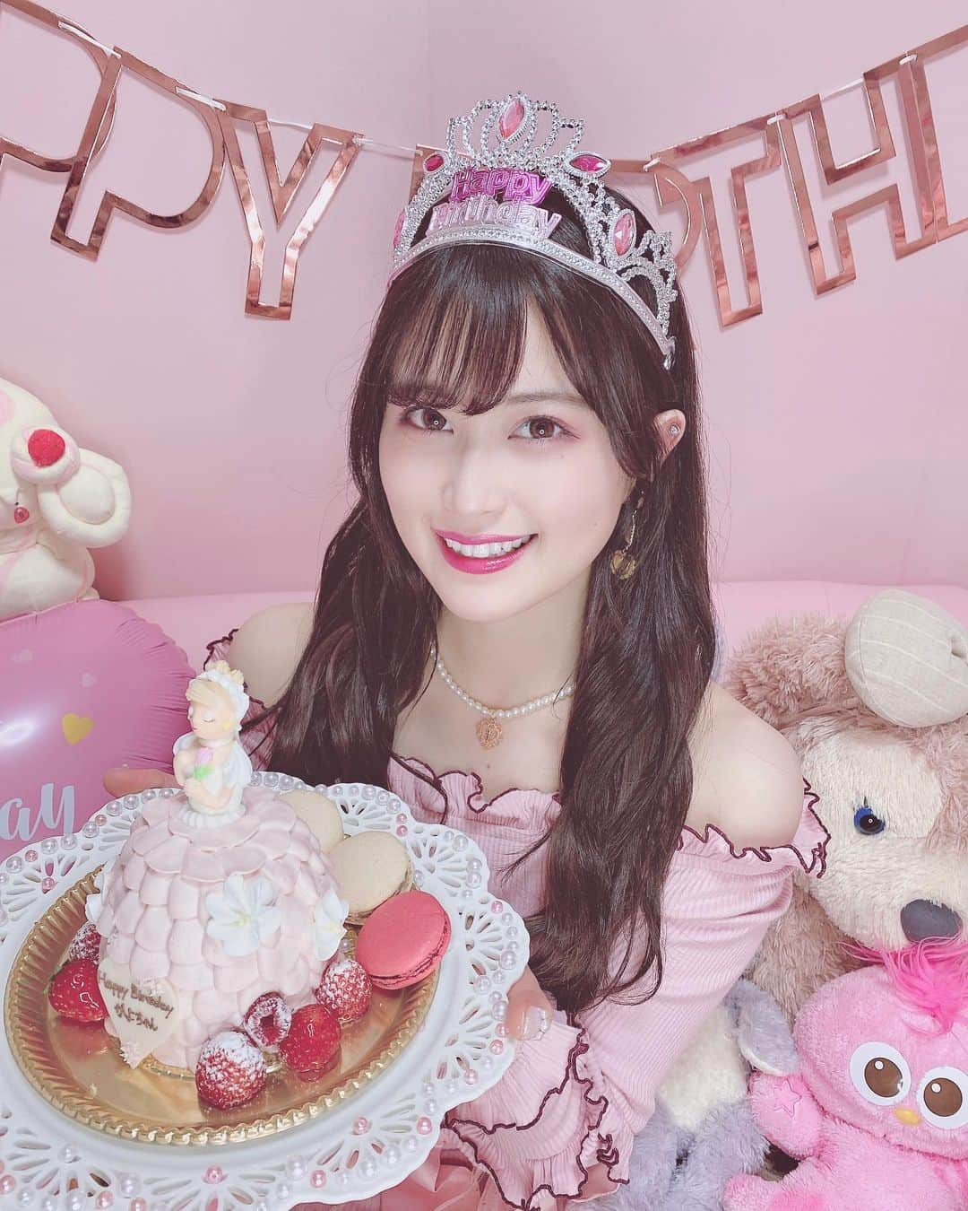 田北香世子さんのインスタグラム写真 - (田北香世子Instagram)「2月13日、24歳になりました🥳🎂 アイドルの自分として誕生日を迎えられた事を嬉しく思います！！ 沢山のお祝いの言葉の一つ一つが本当に嬉しいです🥰 皆さんが応援してくださる限りはアイドルでい続けたいなと思うので 今年もまだまだ自分らしく頑張っていきたいです！！！ 24歳のかよよんも、応援よろしくお願いします💖💖💖」2月13日 22時49分 - kayoko_takita