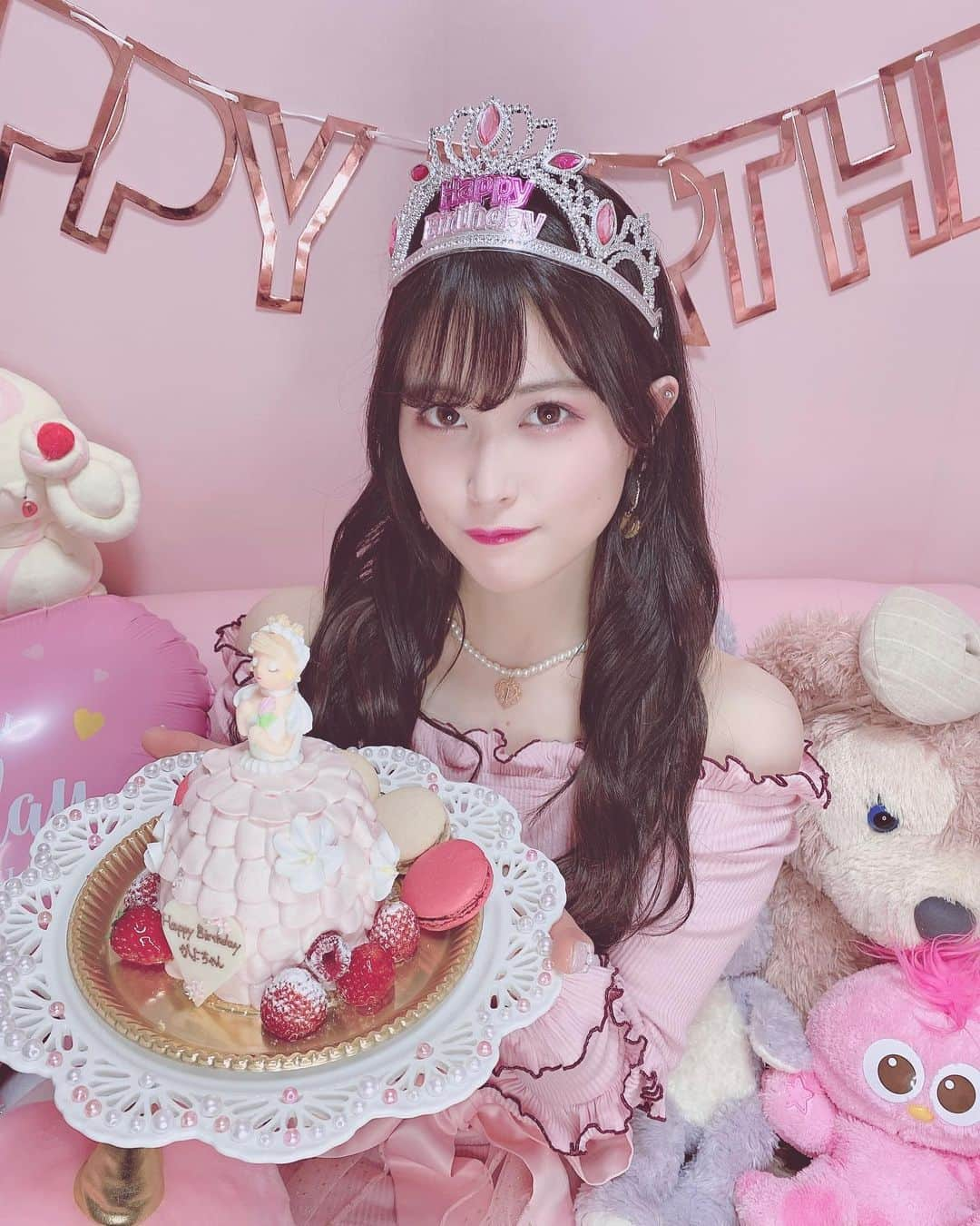 田北香世子さんのインスタグラム写真 - (田北香世子Instagram)「2月13日、24歳になりました🥳🎂 アイドルの自分として誕生日を迎えられた事を嬉しく思います！！ 沢山のお祝いの言葉の一つ一つが本当に嬉しいです🥰 皆さんが応援してくださる限りはアイドルでい続けたいなと思うので 今年もまだまだ自分らしく頑張っていきたいです！！！ 24歳のかよよんも、応援よろしくお願いします💖💖💖」2月13日 22時49分 - kayoko_takita