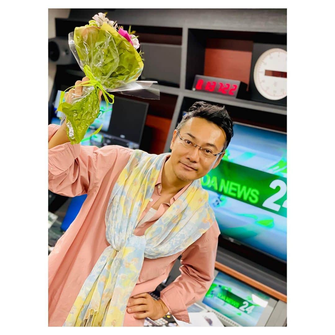 元木行哉のインスタグラム：「『たべものがたり 元木食堂』本日、撮了しました。﻿ 昨年の昨日、2020年2月12日にクランクインし、丸一年。﻿ 主演を担い座組の長として責任を持ち、世界中が未だかつて経験したことのない状況になったこともあり本当に一日一日を背負って駆けてきました。﻿ スタッフ全員も同じ思いだったと思います。﻿ 全12話分、一年間、撮り切ることが出来たこと深く感謝します。﻿ ﻿ 『元木食堂』は挑戦でした。﻿ そして、その挑戦は回を重ねるごとに楽しみにしてくれている声を聴くことも増えていき、喜んでもらえて、笑ってもらえて、皆さんに背中を押してもらいました。﻿ ﻿ 僕らは常に出逢いです。﻿ 作品ともそう。﻿ 役もそう。﻿ 関わる人たちともそう。﻿ そして、皆さんともそう。﻿ この作品のおかげでたくさんの人たちや場所や物、想いに出逢うことが出来ました。﻿ ﻿ これからも地域の人たちに寄り添いながら、皆さんに少しでも元気や希望を与えることが出来ればと頑張ります。﻿ 本当にありがとうございました！﻿ ﻿  #元木食堂 #Kビジョン #山口県 ‬#下松市 #光市 #山口市 #宇部市 #防府市 #山口ケーブルビジョン #連続ドラマ #いーどぅし #元木行哉 #vimeoでも配信中 #staysafe #ありがとう」