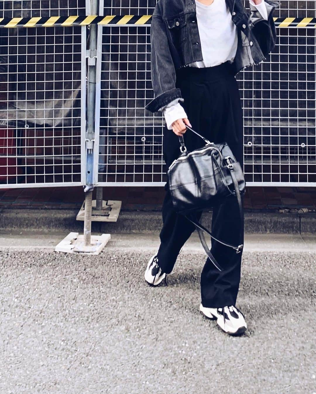 ALISA MATSUMURAのインスタグラム：「Style:) keep it simple…😎 . black×L/BLACK×white🖤🤍 . ダウンのインナーコーディネート まだまだお仕事帰りは寒いので この上にダウン着てます😇 . 今年の春も短丈のGジャン 活用できそう😀🌸👍 . 素敵な週末を…☕️♫ . #RULAHコーデ#RULAH_official#モノトーンコーディネート#春コーデ#スニーカー#Gジャン#シンプルモノトーン#カジュアル#スニーカーコーディネート#す」