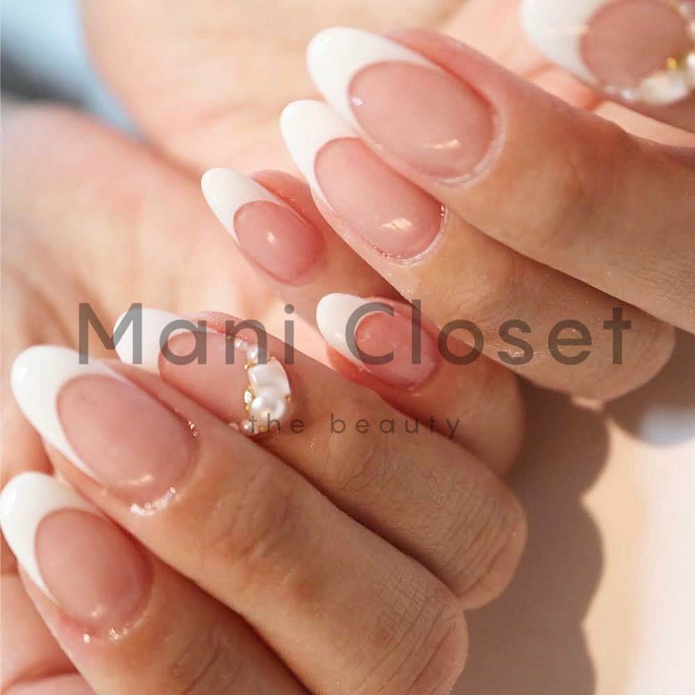 筒井のぞみのインスタグラム：「・ ManiCloset the beauty ベストヒットメニュー②  〝整形級フレンチネイル〟  私たちがご提案させて頂くフレンチネイルは デザインとしてのフレンチではなく 「お爪をよりタイトに魅せるため」 のスタイリング提案。  仕草や姿勢にまで影響を及ぼす指先を 細やかに仕上げることで ご自身の新たな魅力に出逢えること間違いなし  どんなシーンにも ピッタリ寄り添う究極のシンプルメニュー✨」