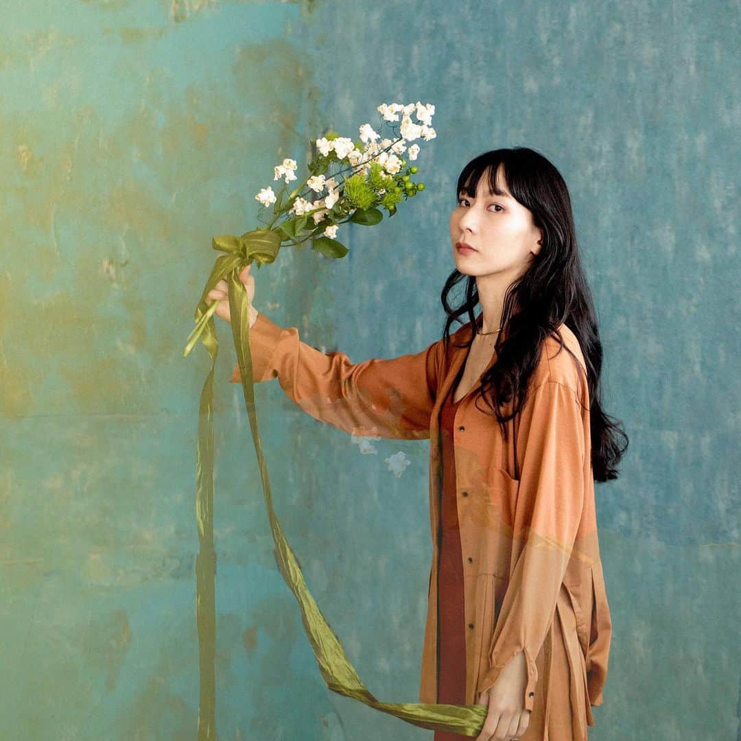竹澤汀のインスタグラム：「新しいアー写です。  ポップコーンのブーケに「自分たちだけの花を咲かせる」という願いを込めて、夜な夜な手作りしました。  昨年10月の"Somewhere, not here"の公演から本格的に、アイディアや構成、衣装や演出など、クリエイティブディレクションを自然と担ってきたので、学び続けています。裏方仕事も大好きなので、やりがいがあります。  既存のレールにとらわれたり、周りと比較をしすぎて無駄に精神を減らさずに、作るべきものの本質をぶらすことなく、歩んで行けたらと思います。  2/24を一緒に楽しみにしていただけたら、とても嬉しい。  Photographer @tomokarintou3  Hair&make Miho Sugizaki Creative direction @migiwaaaaaaaaaa」