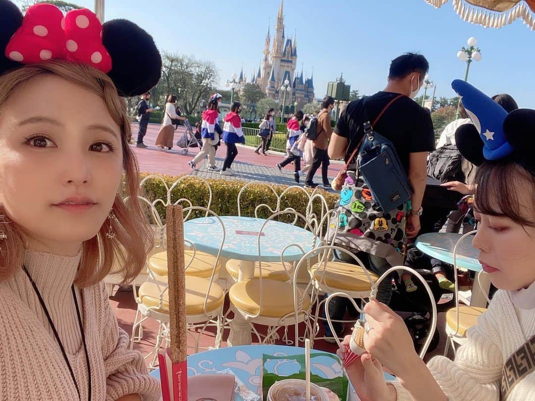 浜田由梨のインスタグラム：「もう１人の写真がなさすぎてついにがちの友だちを出していくスタイルに変更しました。笑 #全然相手にしてくれない #dogstagram #disney #disneyland #アイス #アイスクリームコーン #mickeymouse #minne #ミッキーコーデ #ミニー #双子コーデ #disneyphoto #disneyphotography #ディズニーコーデ #ディズニーフード #ディズニー写真部 #ディズニーカチューシャ」