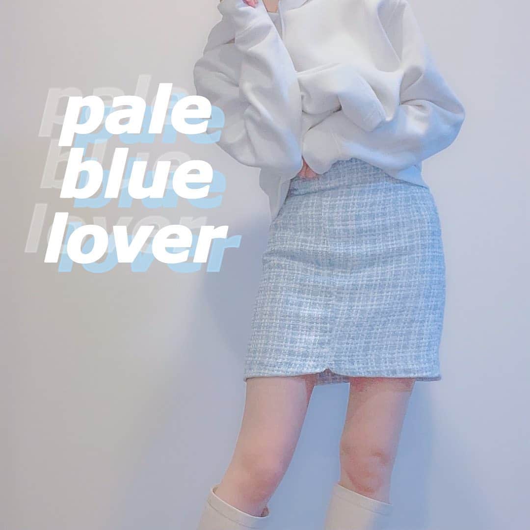 MOMOKOのインスタグラム：「結局、ZARAの新作買っちゃった。🤦🏼‍♀️笑﻿ ﻿ でもミディ丈スカートが骨格に絶望的に似合わなかったので﻿ ミニ丈に自分で切りました。😂﻿ お久しぶりのお裁縫🪡﻿ ﻿ ペールブルーの生地が可愛すぎて、﻿ 返品したくなかった故、、 結果、お気に入りになりました🧏🏼‍♀️🤍 ﻿ ブーツもZARAです👢﻿ めちゃくちゃ履きやすい🍑」