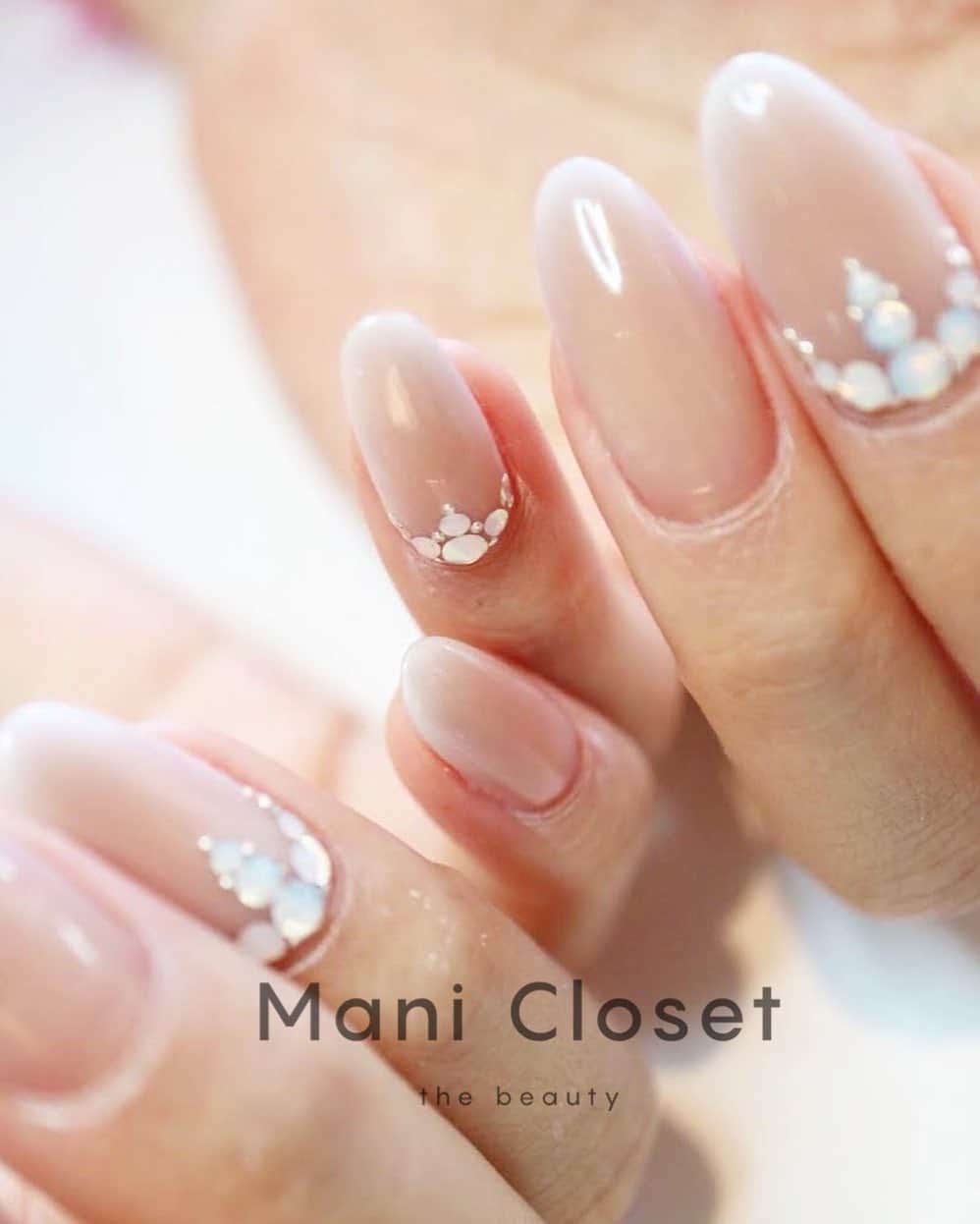 筒井のぞみのインスタグラム：「・ ManiCloset the beauty ベストヒットメニュー③  〝ハイライトカラー〟  お爪全体を明るくすることに抵抗があるお客様も エッジ部分のみに明るさを持たせることで 抵抗なくハイトーンなカラーリングを たのしんでいただけます。  また、ハイライトカラーのスリミング効果は絶大。  1か月後も褪せることなくタイトに柔らかに 指先を引き立ててくれること間違いなし。」