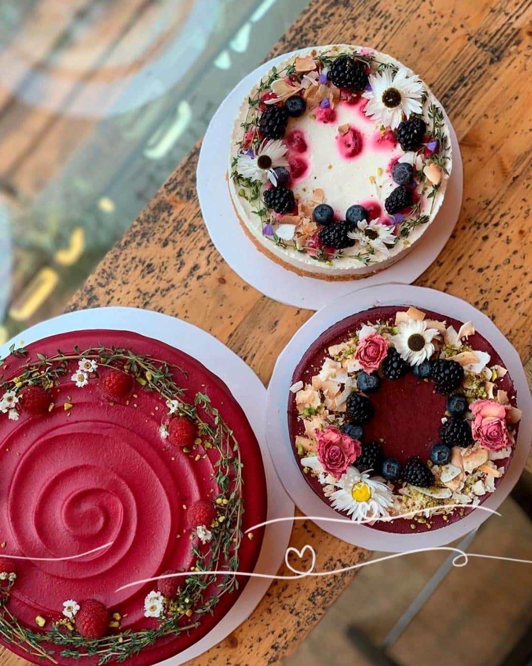 のインスタグラム：「Time for a treat 🍰⁣ Nothing is quite as nice as a slice of cake, even better when it’s pink! These cakes from @cafeneundrei bring our love of sweet treats and nature together with edible flowers making each cake a feast for the eyes and the stomach! ✨⁣ ⁣ #Galentines #Cake #Vegan #Fruit #InspiredByNature #LOccitane」