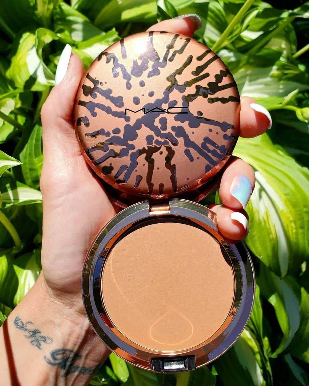 M·A·C Cosmetics BRさんのインスタグラム写真 - (M·A·C Cosmetics BRInstagram)「Mantenha o bronze do verão em qualquer estação do ano! ☀️  O Pó Bronzeador Radiant Matte adiciona um tom bronzeado luminoso à pele e acentua os pontos altos do rosto. Além de possuir uma embalagem linda e ultra limitada.  Marque nos comentários alguém que PRECISA conhecer essa novidade. 💛  Corra e compre já o seu em nosso site!  #Regram @mua.agata #MACBronzing #verao #pele #makeup #verao2021」2月13日 23時00分 - maccosmeticsbrasil