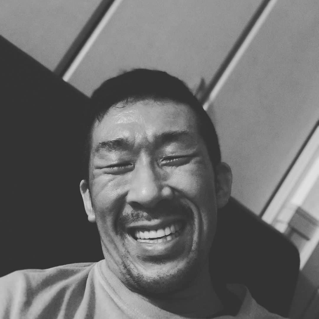 田村裕さんのインスタグラム写真 - (田村裕Instagram)「今日も一日お疲れ様です！  今日は子供たちたくさんでした！賑やかでしたわー！ありがたやー！  このインスタグラムや日々の発信は見てくださる皆様の人生が少しでも今よりも幸せな日々に向かうように心より願っておるのです。  Y.O.T.Hブランドもそんな気持ちから立ち上げたブランドなのです。  みんなに着てもらえたら光栄です。  興味のある方はDMください。ラインナップ送らせてもらいます！  今日もまだまだ笑って、明日もええ一日にしましょね〜！  この後24時からクラブハウスでいつのも寝落ちお悩みトーク。その前に時間あれば明日のBリーグ予想。  何卒、お付き合いよろしくお願いします！  今日は寝落ちでタグ付け勝手にすいません😅  #今日は笑えた？ #笑えなかったとしても大丈夫 #僕が笑ってる #麒麟田村 #タムラ433 #TAMURA #smile #笑容 #미소 #улыбка #मुस्कुराओ #全力笑顔」2月13日 23時01分 - hiroshi9393