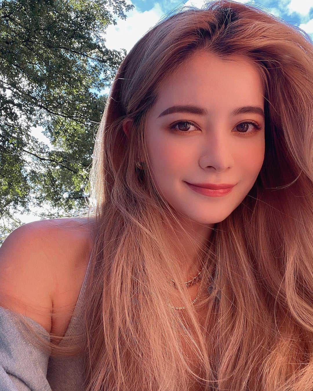 林咖安（Lyla）のインスタグラム：「𝐴𝑛𝑑 𝑠𝑜 𝑡ℎ𝑒 𝑎𝑑𝑣𝑒𝑛𝑡𝑢𝑟𝑒 𝑏𝑒𝑔𝑖𝑛𝑠 ✧  大家過年都去哪？ 我和家人吃了一頓超溫馨的晚餐☺️ 你呢？  然後等等午夜12:00整 公佈新企劃💛  #newbiginnings  #期待又緊張」