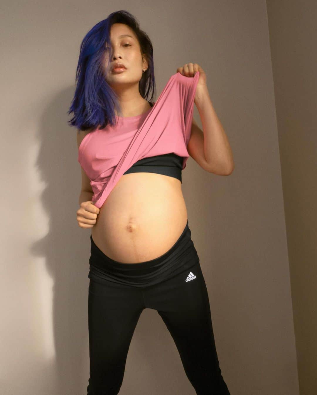 adidas Womenさんのインスタグラム写真 - (adidas WomenInstagram)「@yokaw (34 weeks at shoot time) and first-time mother swapped her morning K-Pop dance routine out for pregnancy yoga and gentle stretching. 💪  “It gives me that little bit of support that I didn’t even know I needed.” Wearing our maternity tight, Yokaw feels that powerful combination of support, with a lightweight stretchy material that feels even better than wearing nothing.​"」2月13日 23時03分 - adidaswomen