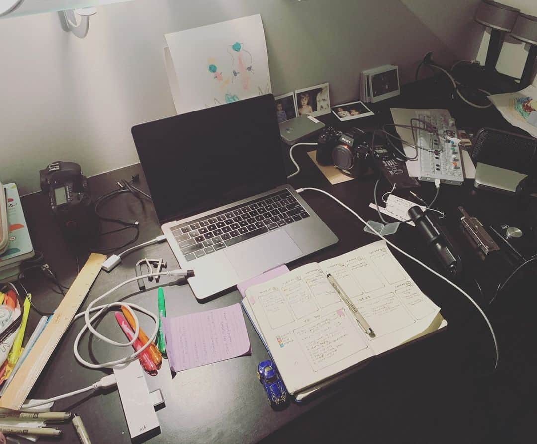 プリシラ・アーンのインスタグラム：「I can be a clutterbug, but I don’t think I’ve ever seen my workspace look quite this eclectic before.  I’ve been wearing a lot of hats as of late, some of them really cool and new.  I feel like I’m learning a lot and pushing myself to dive in, despite my initial gut reaction, which is to deem the endeavor impossible and watch repeat episodes of Outlander. ⁠ ⁠ #justdoit」