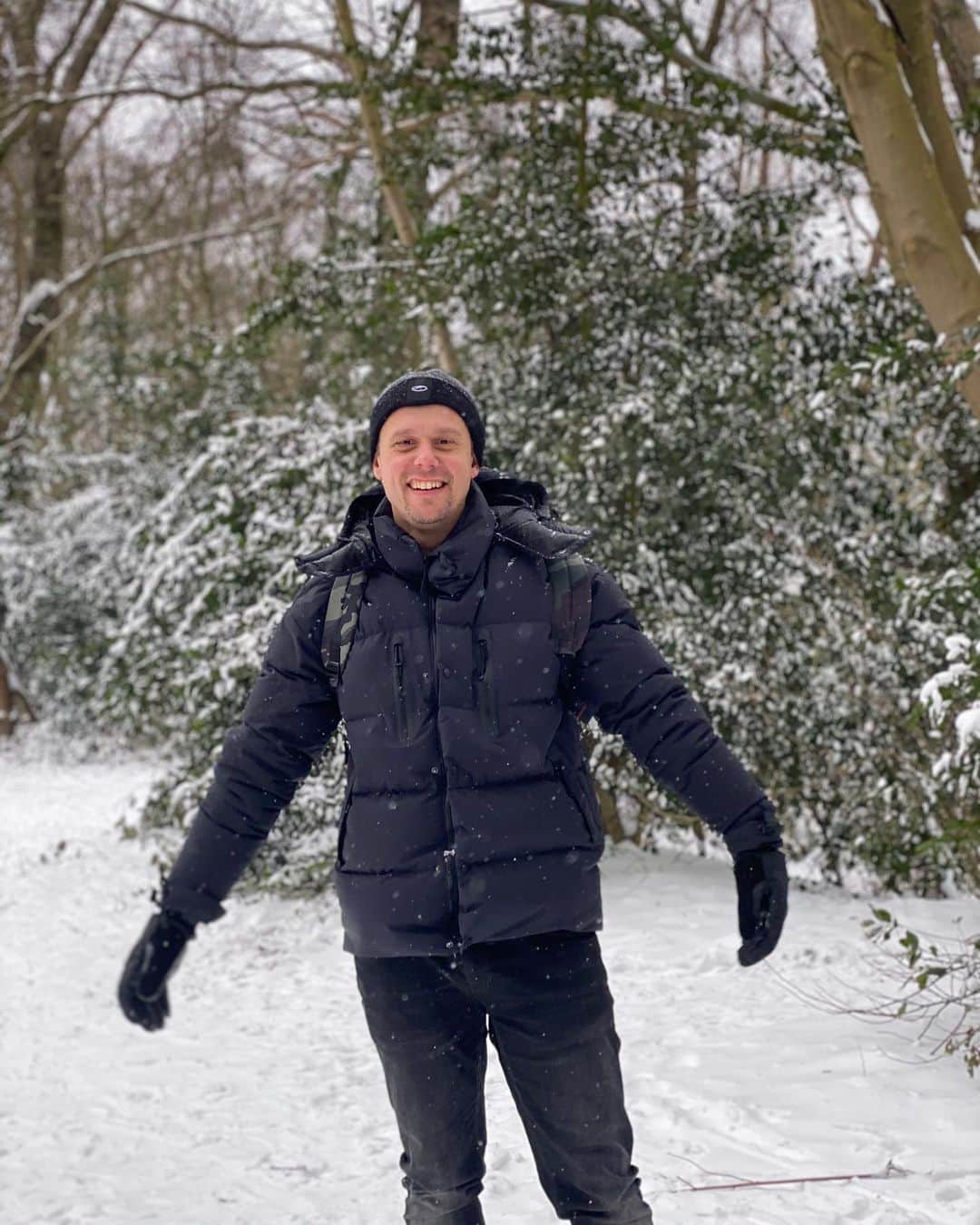 Armin Van Buurenのインスタグラム：「Enjoying some family time in the snow ❄️」