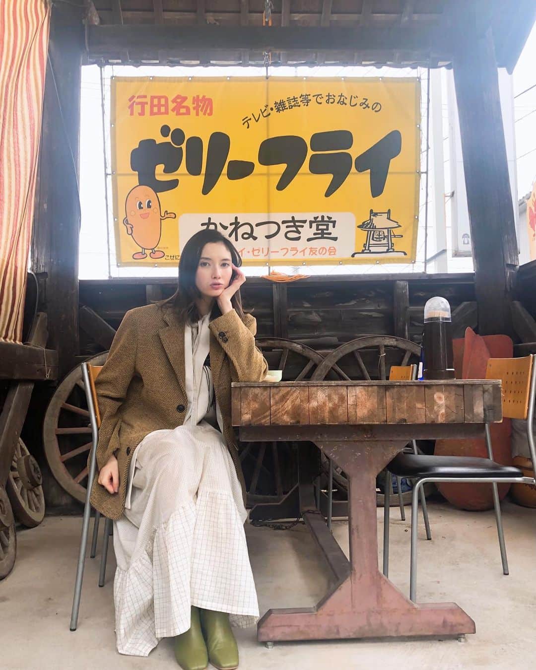 のインスタグラム：「こんばんは。﻿ 明日のじょんのび は埼玉の行田と川越の旅！憧れのゼリーフライを頂きました。とても美味しかったー﻿ やっぱりご当地グルメは良いですね。﻿ ﻿ 衣装は﻿ #ジャケット @anderssonbell﻿ #ジレ #ワンピース @tera9official﻿ #ブーツ @maisonspecial_womens﻿ #ピアス @pluietokyo﻿ #リング (右手中指) @somnium_22﻿ #リング (その他) @mariha_official﻿ ﻿ かけクラは、中止になった公開収録に予定していたゲスト、オーガニストの山口綾規さんとパーカッショニストの加藤訓子さんをスタジオにお迎えします。生演奏あり！﻿ ﻿ TBS「じょんのび日本遺産」﻿ 2月14日　6:00〜﻿ ﻿ NHKFM「×（かける）クラシック」﻿ 2月14日　14:00〜﻿ 2月15日　7:25〜(再)﻿ ﻿ #市川紗椰 #最後の写真 #ゼリーフライを取り上げられた瞬間 #返せー」