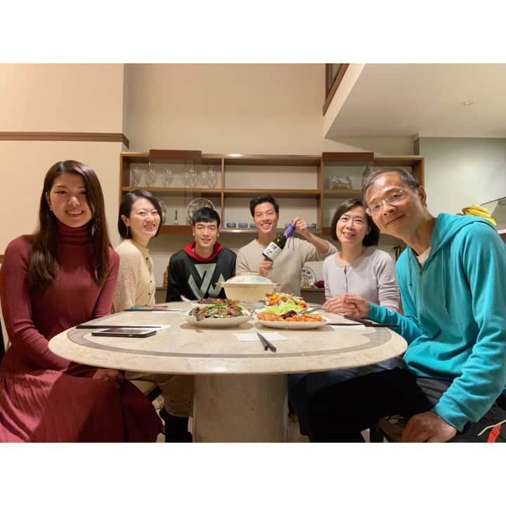 煌月爽矢のインスタグラム：「.﻿ .﻿ 私は学校の個別授業の老師が大好きで、老師も可愛がって下さってすっごく嬉しいのですが…﻿ ﻿ 初一という日本でいう元旦に当たる日にご自分のお家に呼んでくださいました😌♡﻿ ﻿ ﻿ せっかくの機会だから台湾の家庭のお正月の過ごし方を味わってね！って。。。涙﻿ 優しすぎる。﻿ ﻿ ﻿ 私の事、家族の様に扱って下さって本当に本当に嬉しかった！﻿ 人と人との繋がりの中で感じる温かさに感謝がありすぎて、心からお礼を言いたいのに、その細部を伝えられない語学力がもどかしい！もっともっと頑張りたい！という活力になります！！！！！﻿ ﻿ ﻿ ﻿ ﻿ 初一的時候，我最喜歡的老師約我去她的家跟她家人一起吃飯🥺✨✨﻿ 她說“希望你能感到台灣家庭的新年的感覺”﻿ 怎麼這麼溫柔😭我感動地要命♡ ﻿ 我去宜蘭找老師﻿ 跟老師家人見之後我更感動！是因為…她的家人也人非常好( ⸝⸝⸝⁼̴́◡︎⁼̴̀⸝⸝⸝)♡﻿ 他們簡直把我當成家人一樣的感覺♡﻿ 我一直感到很感謝 不知道怎麼告訴他們這個感謝的心情﻿ 所以重新覺得我應該要好好學習中文！！！！﻿ ﻿ ﻿ 雖然我只有一個人來台灣生活﻿ 但並不會感到寂寞或孤單﻿ ﻿ 很感謝這樣的緣分﻿ ﻿ 我會努力的﻿ 之後我想報恩✨✨✨✨✨﻿ ﻿ ﻿ #謝謝老師♡﻿ #我之後也一直一直喜歡老師﻿ #師丈也非常非常溫柔♡﻿ #她的大兒子又gentleman又聰明♡﻿ #她的小兒子超超可愛真的純真♡﻿ #yuni也很可愛#是個獨立的女生！帥呆了﻿ #台灣﻿ #台湾﻿ #台湾生活﻿ #台湾留学﻿ #温かすぎて涙が出そうだった﻿ #色々頑張ろうと改めて思った﻿ #いつかここで出会った方々が日本に来て下さったら私は全力で全力でアテンドする！！！！！﻿ ﻿ ﻿ #切り方“猫の手”じゃないって指摘されそうだけど…このビニテを付けて猫の手は滑りすぎて無理だった﻿ #言い訳﻿ #老師親自做的菜超好吃😘」