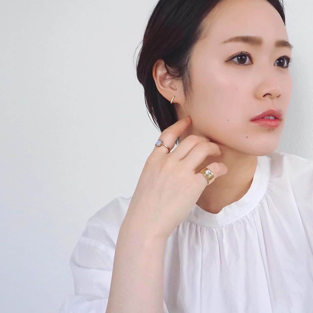のインスタグラム：「ÜMEが目指すもの。﻿ ﻿私には母からもらった大切な言葉があります。﻿ それは「大丈夫」。﻿  私が落ち込んだり困難にぶつかった時、母はいつも「大丈夫、大丈夫だよ」と背中をさすってくれました。﻿ その言葉はとても温かくて、がんじがらめになった私の心を優しく解いてくれました。﻿ 今では「大丈夫」という言葉は、何かあった時に心の中で唱える私の大切なおまじないになりました。﻿ ﻿ ÜMEのジュエリーもお客様にとってそんな存在になりたいとおこがましくも思っています。﻿ お客様にÜMEのジュエリーで温かく心落ち着く気持ちになって頂けたら、これ以上に幸せなことはありません。﻿ ﻿ お客様の「大丈夫」になれるジュエリーを心を込めてお届けしたい、いつもそう思いながらデザイン、制作をしています。﻿ ﻿ ﻿ 今夜は少し真面目な話でした。🌙🕯  #jewelry_ume#ÜME#ユーミー#ジュエリー」
