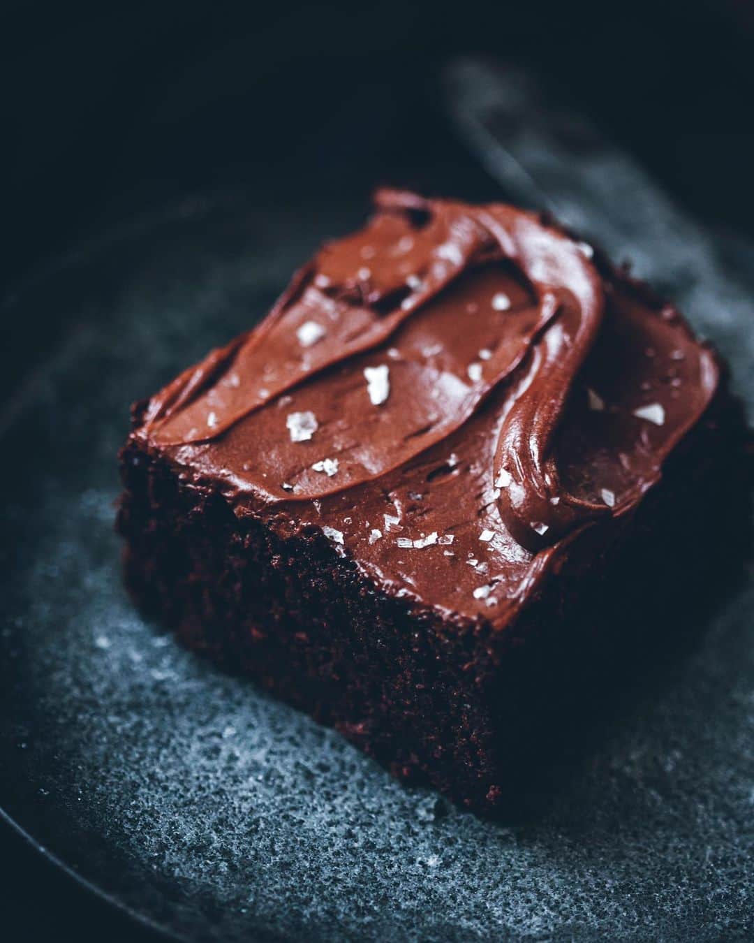 Linda Lomelinoのインスタグラム：「Tomorrow is Valentine’s day and what better way to tell someone you appreciate them than with chocolate cake? I mean, unless they hate chocolate, then you should probably make something else. You can find the recipe for this Easy chocolate sheet cake with chocolate fudge frosting on callmecupcake.se or through the link in my profile.   Also thank you for sharing your photography struggles, frustrations and thoughts in my previous post. I now have so many new ideas for upcoming blogposts and newsletters! 💡  #chocolatecake #chocolatesheetcake #chocolatefrosting #foodphotography」