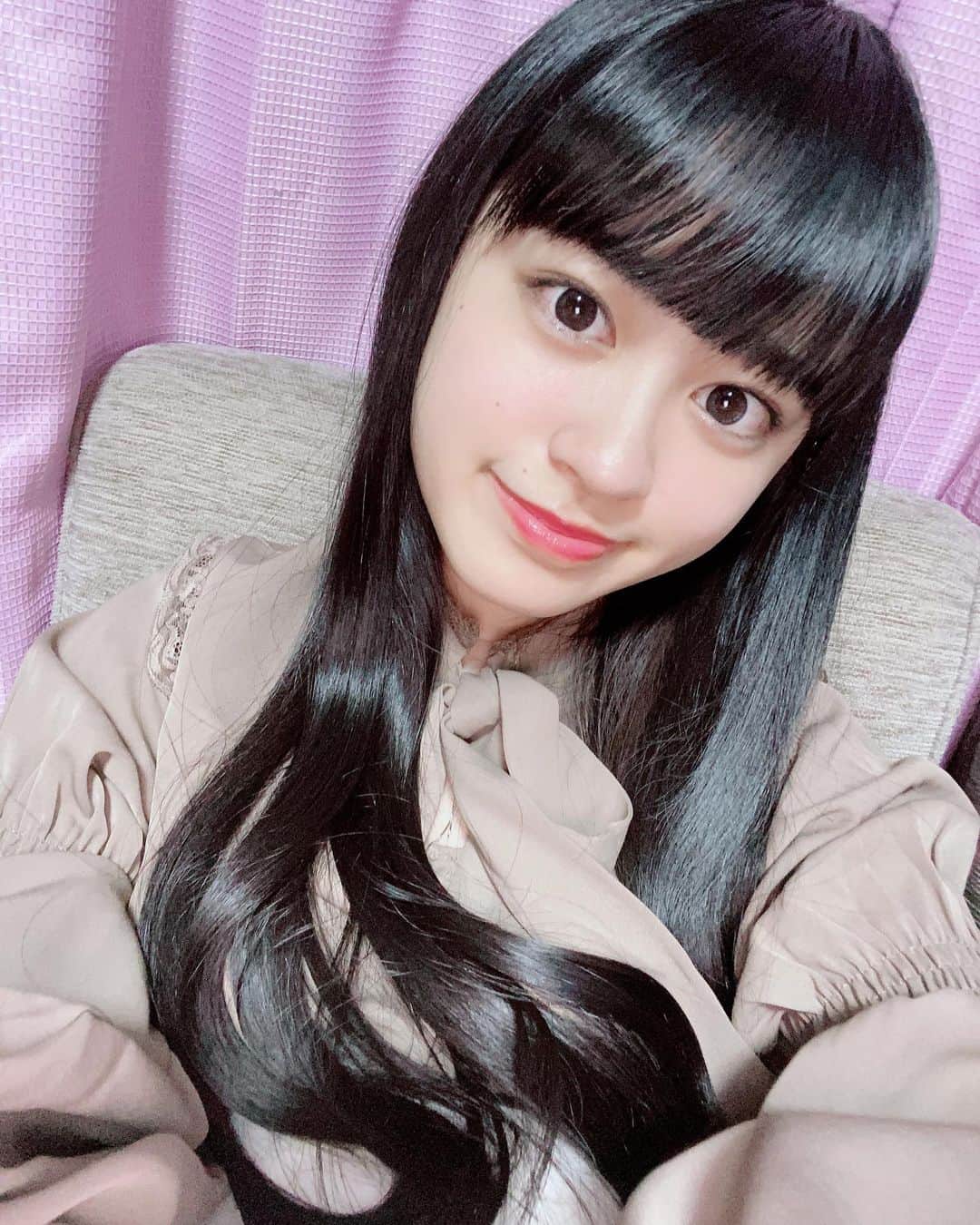 星ゆりかのインスタグラム：「少しの揺れを感じで今から地震くる！！って叫んだら予想以上に大きい地震が長く続いてびっくりしたね😭  明日のバレンタイン撮影会まだ4部と5部が残っております🥺 明日やることないよ〜って方この機会に是非会いに来てください🥺💗」