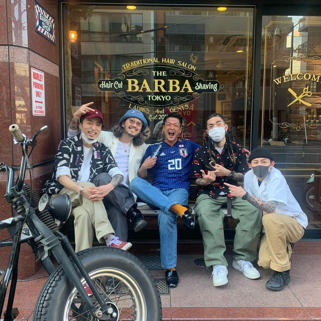 のインスタグラム：「@thebarbatokyo さんで髪切ってもらいましたー！ ちやほやしてくれました！笑 そして、勢いで槙野選手本人のユニフォーム着させてもらって写真も撮って髪切りに行ったのに遊びに行ったみたいにルンルンで帰りました！ 、 、 #ものまねJAPAN#槙野智章　選手#みどりかわたけし#thebarbatokyo#halten#サッカー#床屋さん」
