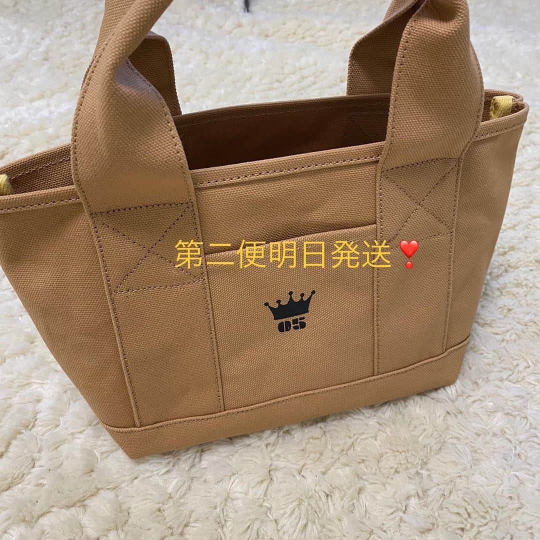 ISEKIのインスタグラム：「第二便明日発送❣️ お待たせいたしました、 5周年トートバッグ明日発送となります✨  そして明日からYouTubeライブを鑑賞できます❤️ そしてそしてTシャツの受付も開始いたします👑 今回のテーマは『いつもそばにKINGを』という意味を込めた特典にしました✨」