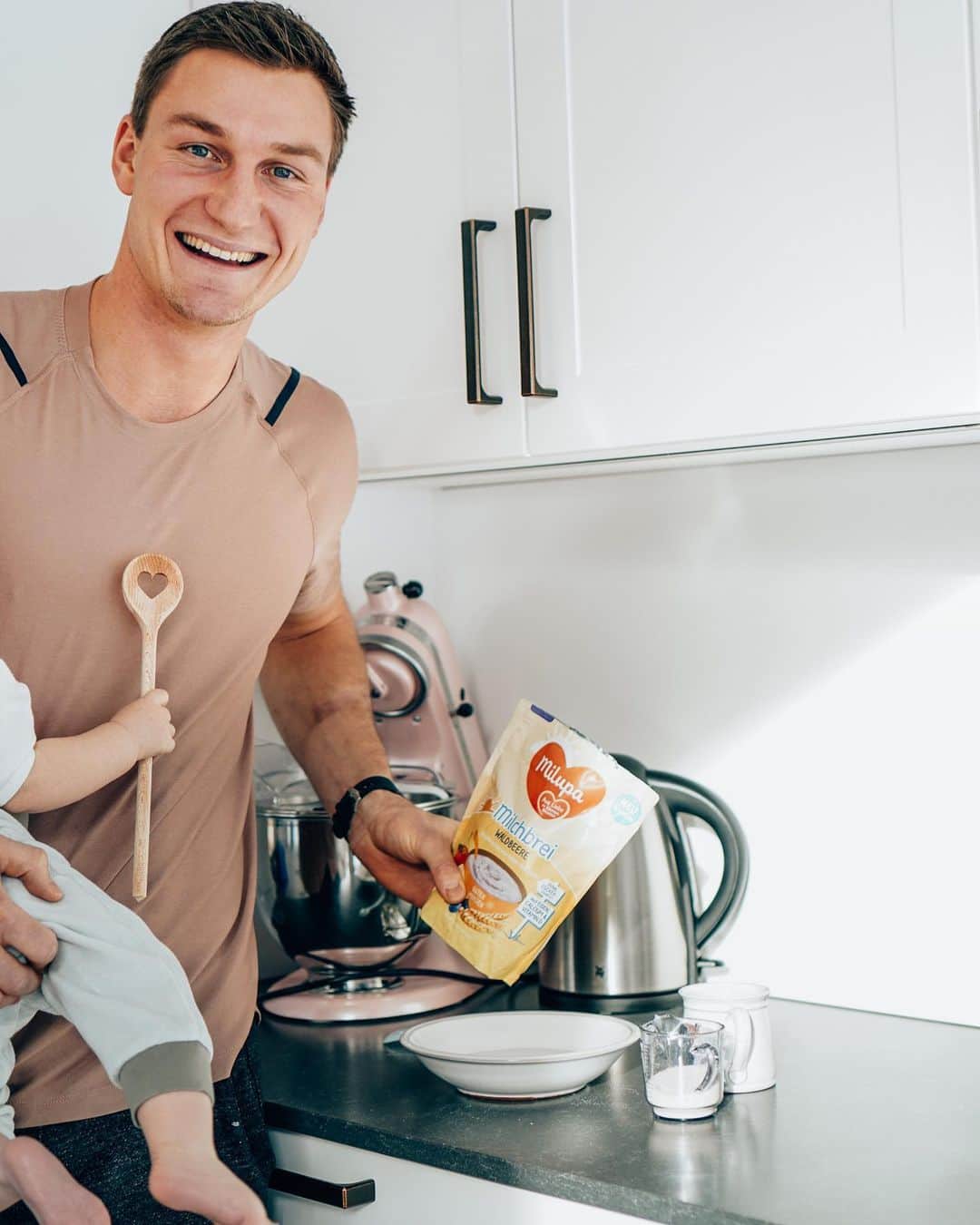 のインスタグラム：「Anzeige-Ad Mama ist noch beim Naptime? Das hat sie ganz sicher verdient. Zeit die Papa Skills zu zeigen und dem Nachwuchs schonmal #imeigenentempo seinen Lieblingsbrei zuzubereiten. Ja - Morgenbrei schmeckt auch am Nachmittag 😄😋 Im turbulenten Sportleralltag tut es gut besonders am Wochenende ein wenig mehr Zeit für die Family und das gemeinsame Kaffetrinken mit dem Kleinen zu haben. ♥️ @milupa_official  #milupa #imeigenentempo #dadlife #daddyskills #family #home」