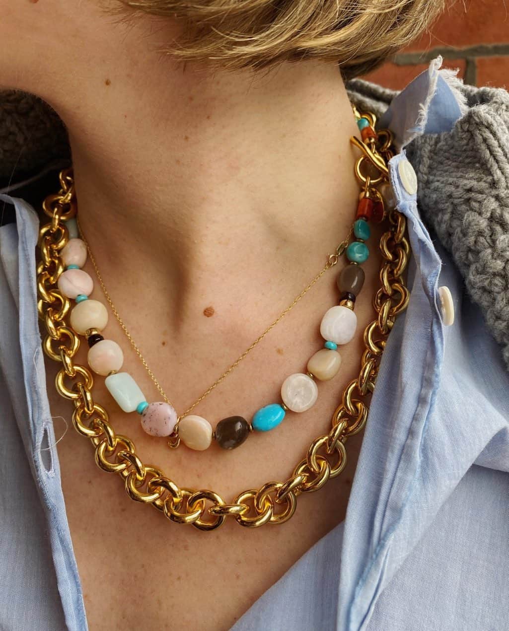 リジー フォルトゥナートのインスタグラム：「👀Our newest staple: The Halo Chain Necklace pairs with so many of our other necklaces effortlessly (Sis is wearing it with the Heroine Necklace) 🌸 but it also looks stellar on its own 〰️ Happy Saturday everyone! (Her shirt is @acnestudios and sweater is @tomorrowland_jp) • #lizziefortunato」