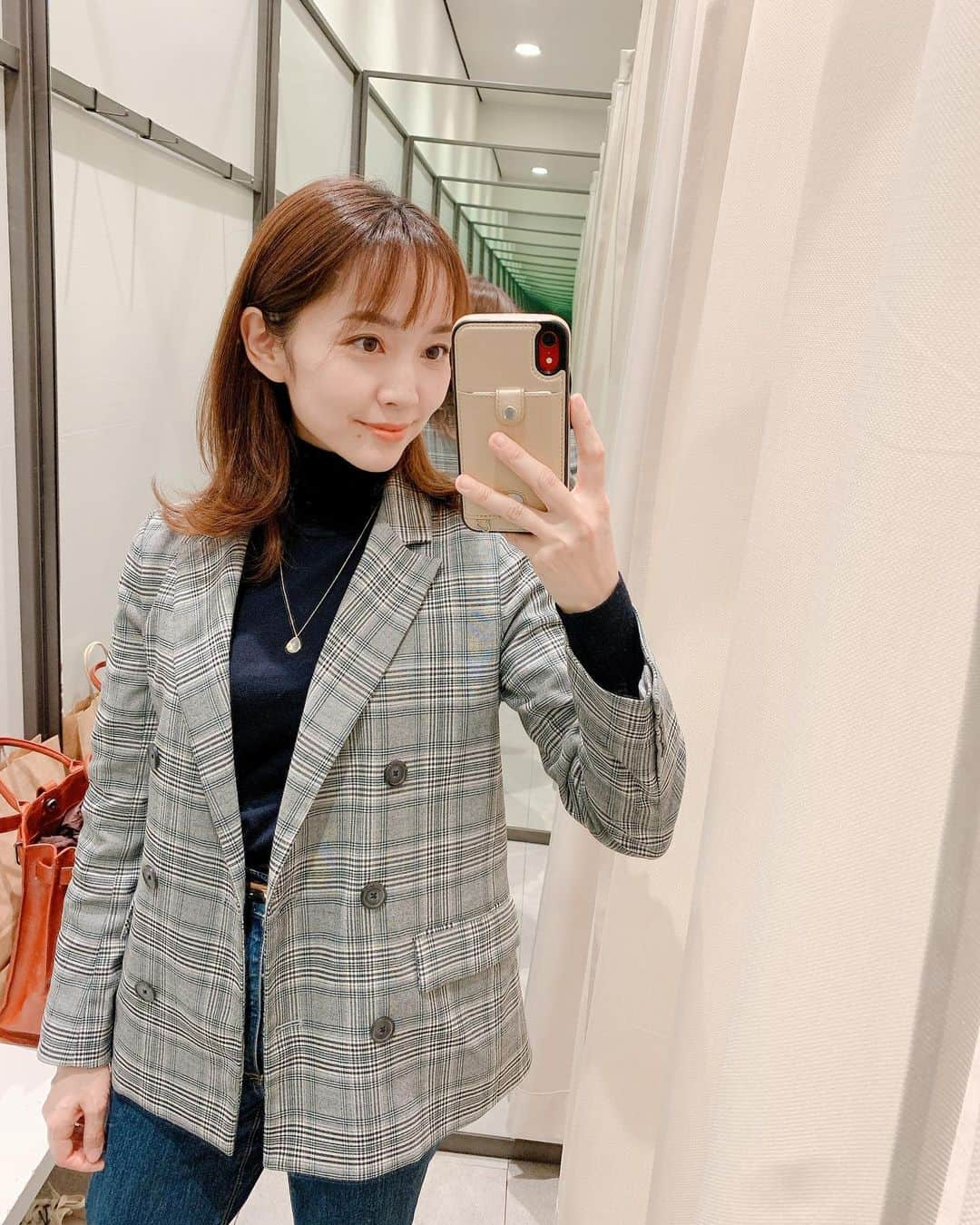 荒木麻里子さんのインスタグラム写真 - (荒木麻里子Instagram)「#bangs 💇‍♀️ . 10年ぶり位に前髪を作ってみました。 だいぶ気分転換✨ . . . #前髪さんこんにちは  #お久しぶりです  #気分転換  #前髪 #前髪カット #サロン  #hairstyle #hairchange #salon #hair」2月13日 23時45分 - marilyn198612