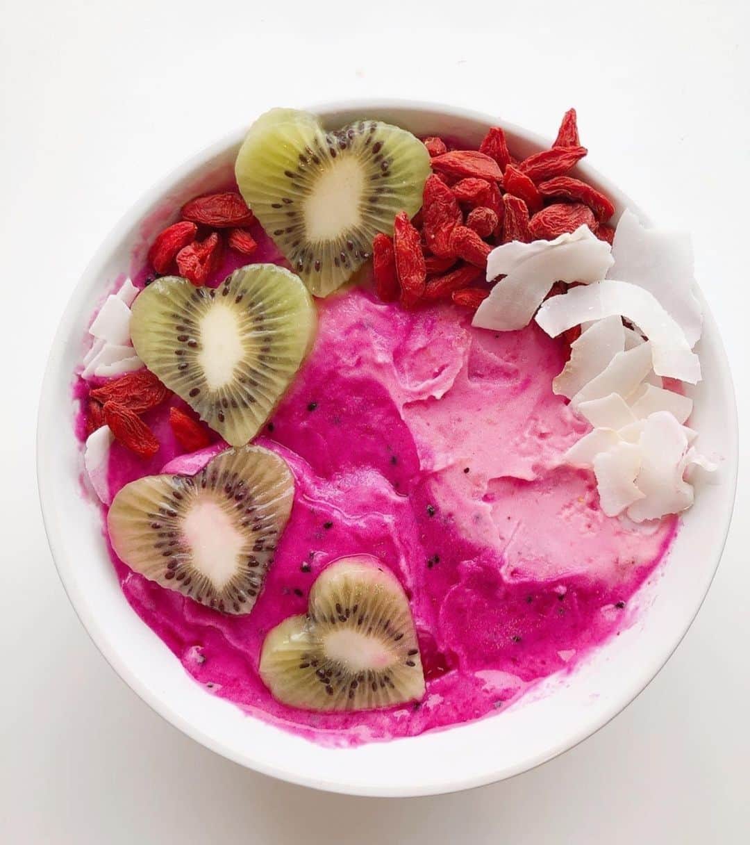 Yonanasのインスタグラム：「A sweet way to start the day!  Give your smoothie bowl a major upgrade with Yonanas.   @brightappetite shared how Yonanas makes it easy to create her Dragonfruit Yonanas bowl:   “Fun fact: you guys know my love for smoothie bowls by now. But discovering @yonanas has made making them so easy. It’s technically a soft serve. I don’t need to add any liquids, no more scrapping the sides of the blender, no more pausing and shaking. I just take the fruit out of freezer, wait 5 minutes and toss it in @yonanas and out comes yumminess.”」