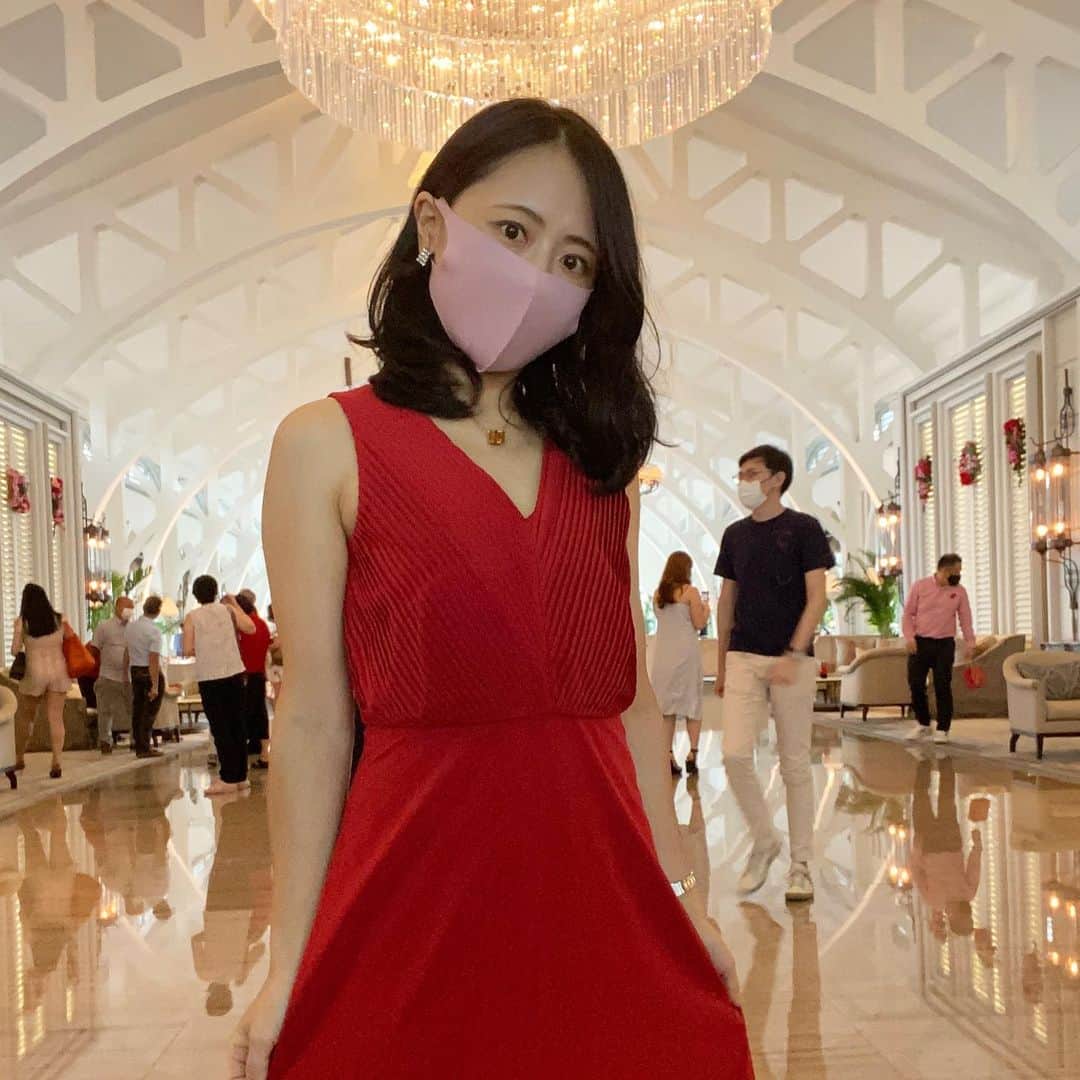 大西蘭のインスタグラム：「・ Happy Chinese New Year 🐮 ・ 旧正月の元日はフラトンベイホテルでランチしてきました🍽 ・ せっかくなので赤のドレスで👗 ・ 赤のドレスってなかなか着る機会がなくて持っていないので、 @styletheorysg で借りてみました♬ ・ ドレスの状態も悪くないし、普段買わないような服にも挑戦できるので楽しい❣️ ・ 次回は何を借りるか考えるのもワクワクします😍 ・ ・ #chinesenewyear #チャイニーズニューイヤー #旧正月休み #春節 #フラトンベイホテル #シンガポール生活 #ママコーデ #reddress #styleoftheday #styletheorysg」