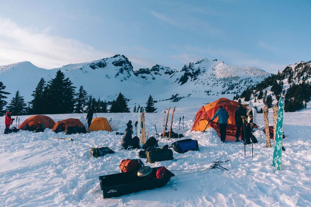 マーモットのインスタグラム：「Basecamp becomes home. This is the perfect example of a three bedroom with a living room, a kitchen and AMPLE storage space.   ...Not to mention the outdoor fire pit and a bathroom with 360 views.   What more could you possibly need?   #primerealestate #brokentop #marmotpowclub #knowbeforeyougo  Photo: @andrewfitts」