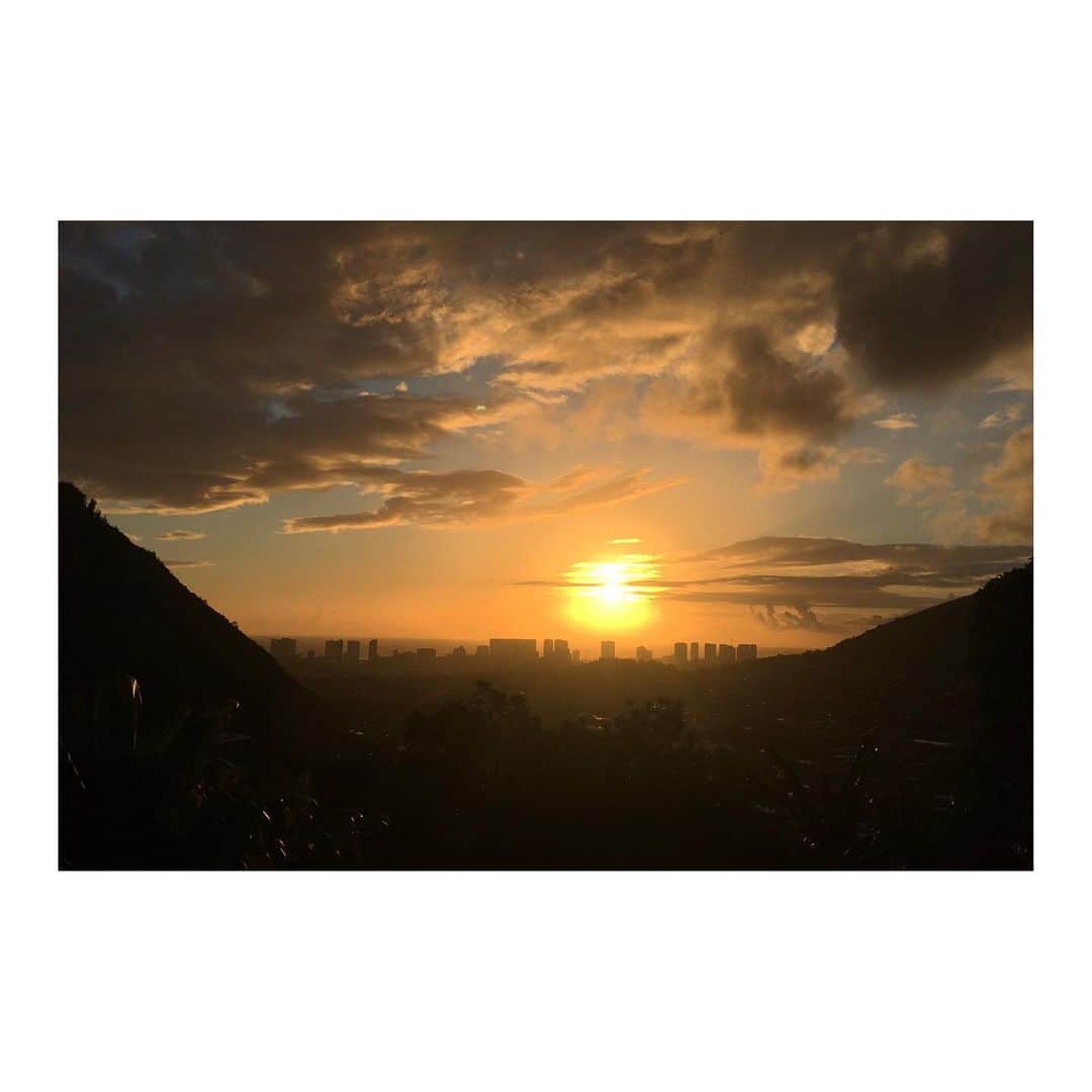 DJ U-ICHIさんのインスタグラム写真 - (DJ U-ICHIInstagram)「明日を無事に迎えられて、諸々無事に終わりましたら、また明日投稿します！  みなさん余震などお気をつけくださいね！  #2月13日 #毎日投稿 僕の好きな夕日 #ハワイのとあるスタジオからの夕日」2月13日 23時47分 - djuichi_official