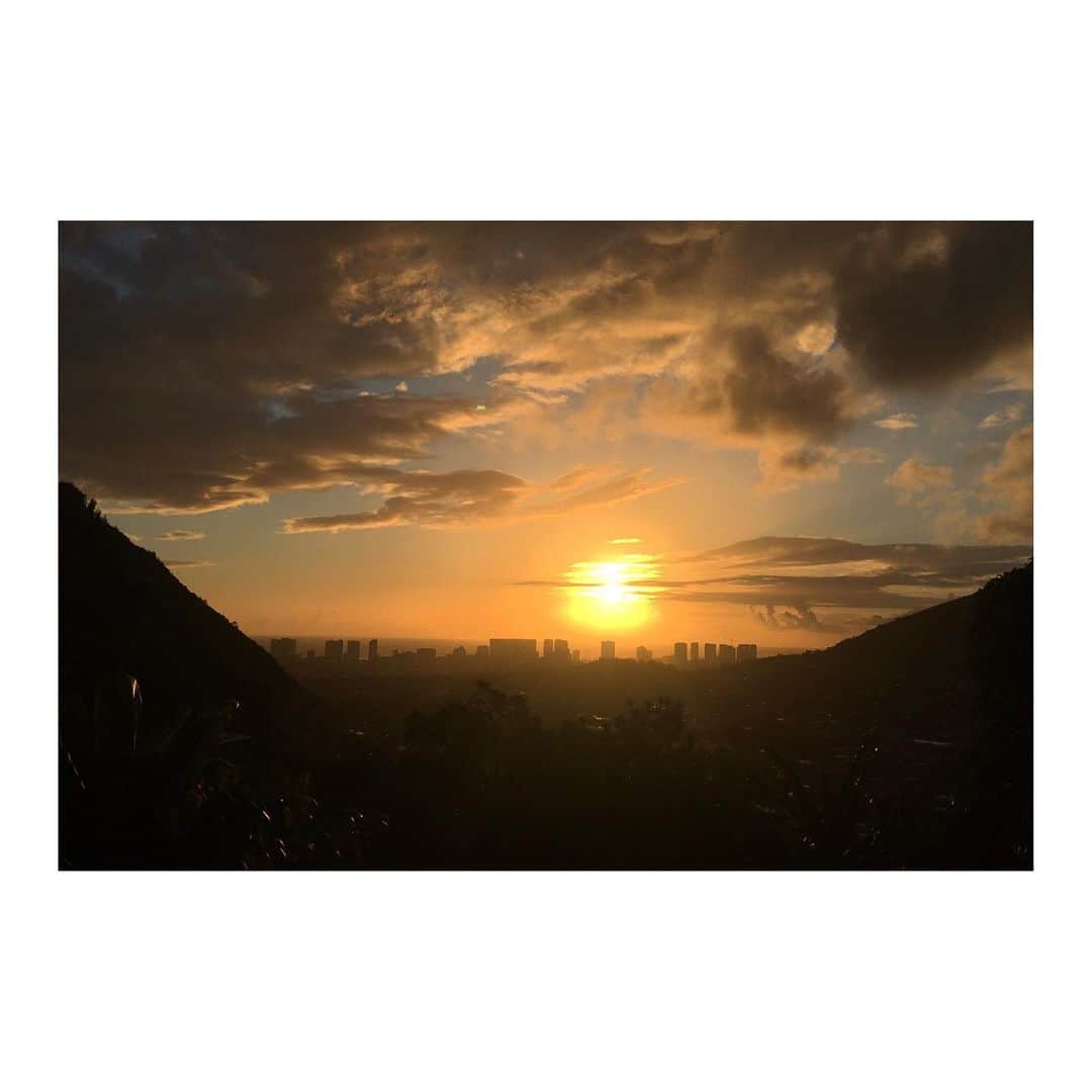 DJ U-ICHIのインスタグラム：「明日を無事に迎えられて、諸々無事に終わりましたら、また明日投稿します！  みなさん余震などお気をつけくださいね！  #2月13日 #毎日投稿 僕の好きな夕日 #ハワイのとあるスタジオからの夕日」