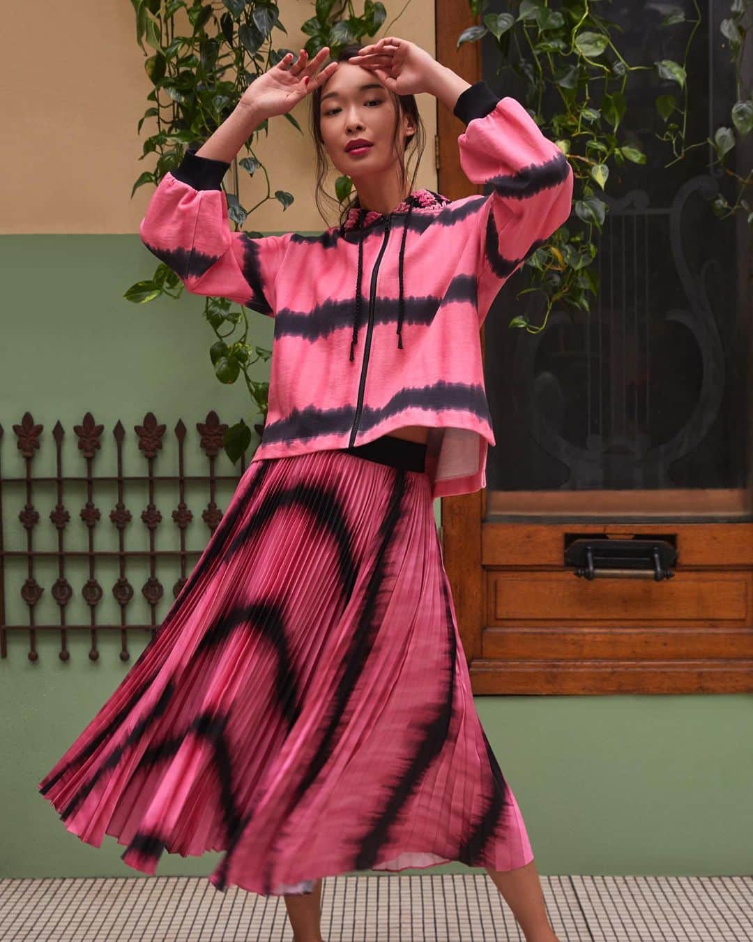 Saks Fifth Avenueのインスタグラム：「@aliceandolivia understands the power of pink. These laid-back pieces embrace a casualness while still maintaining glamour in the details. #SaksStyle」