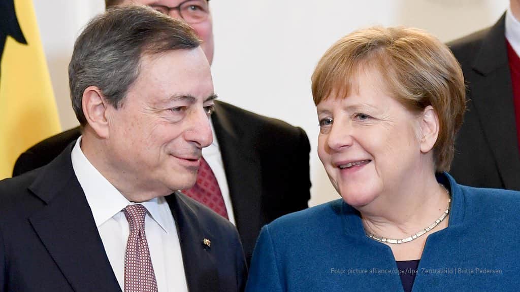 アンゲラ・メルケルのインスタグラム：「Kanzlerin Merkel gratuliert Italiens neuem Ministerpräsidenten Mario Draghi: Ich wünsche Mario Draghi alles Gute! Italien und Deutschland arbeiten gemeinsam für ein starkes, geeintes Europa und für einen Multilateralismus, der unserer Jugend eine bessere Zukunft bietet. --- 🇮🇹 La Cancelliera Merkel si congratula con il nuovo Presidente del Consiglio italiano Mario Draghi: Auguro a Mario Draghi ogni bene! Italia e Germania collaborano per un’Europa forte e unita e per un multilateralismo che offra ai nostri giovani un futuro migliore. . . . #Kanzlerin #Merkel #Draghi #Glückwunsch #Italien #Italia #Europa #🇩🇪🇮🇹」