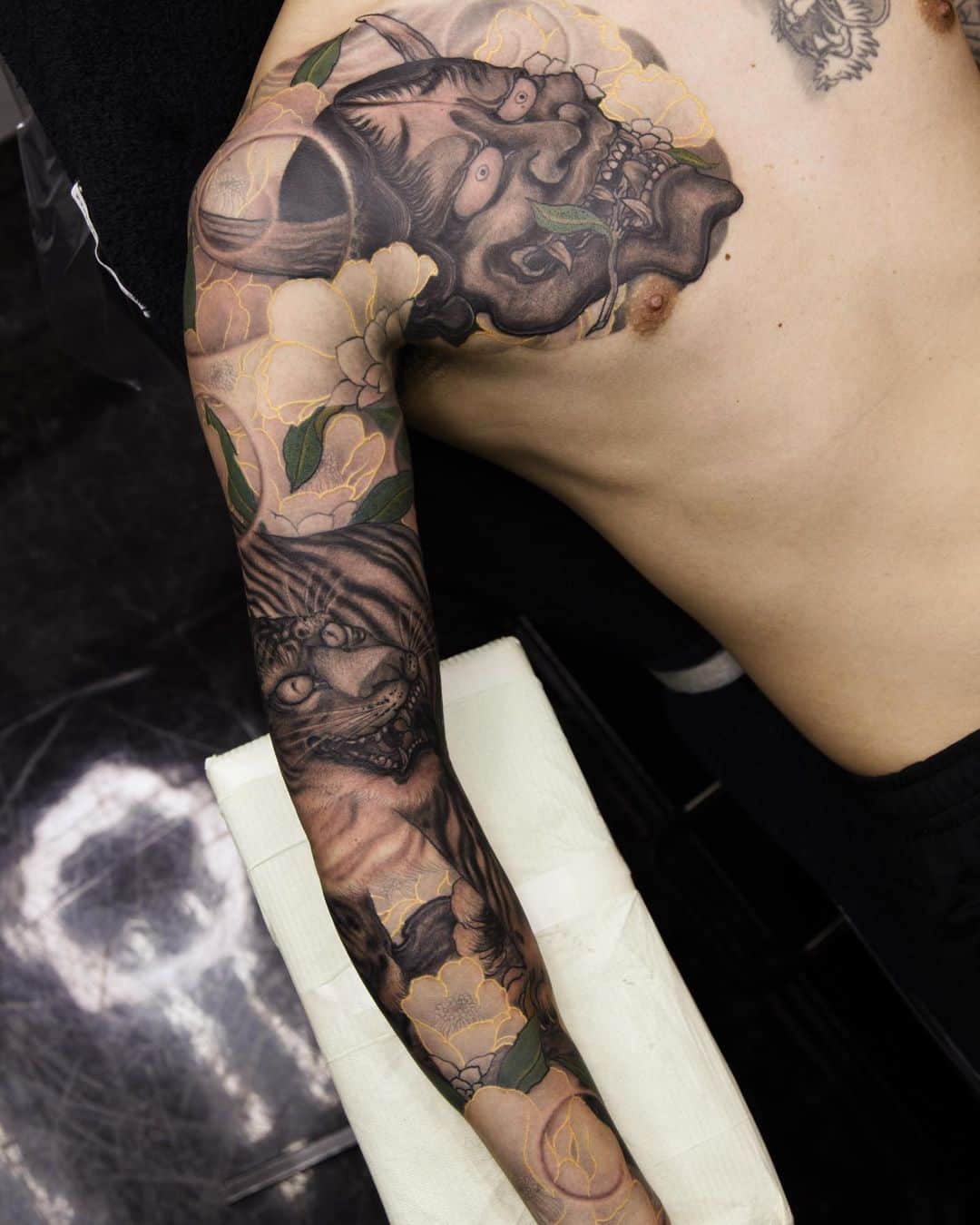 SHIGEのインスタグラム：「In progress,, just finished shading, started little coloring,, Thank you Koutaro! @pkota7999 お疲れ様でした！  #shige #shigetattoo #shigeyellowblaze #yellowblazetattoo #黄炎 #虎 #般若 #椿 #日本刺青 #tiger #hannya #camellia #japanesetattoo #japaneseart #inprogress @bishoprotary #bishoprotary @inkeeze #inkeeze #dipcaps #bishopfamily #fusionink #fusioninkproteam」