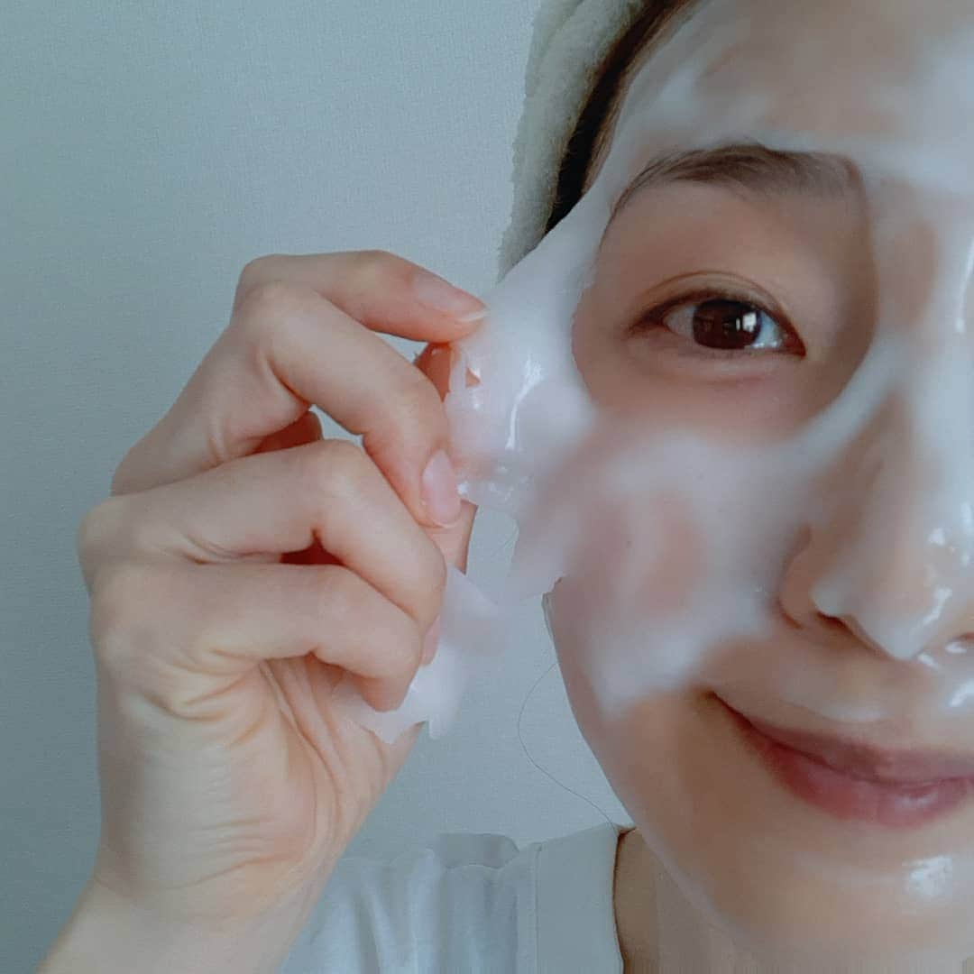 藤原宏美（ひろみん）さんのインスタグラム写真 - (藤原宏美（ひろみん）Instagram)「今週の【プルリ公式アンバサダー通信】   一週間のおしまいには、 おなじみの炭酸パック「プルリ」🎵  ノーベル賞成分のフラーレン、 EGFをはじめ、 様々な美容成分が配合されていて、 エステ帰りのような プルンっとしたお肌に🌟  私、結構スケジュールを ぱんぱんに詰めちゃうタイプなのですが、  今週は多分生きてきた中で 一番暇な一週間を過ごしました🤣  ゆっくりのんびりできたー❤️  そんな特殊な一週間もプルリでリセット🎶  来週からはまた バタバタのスケジュールをこなすよ～～😊  皆さんお疲れさまでした🍀  @utukcia  #炭酸パック #炭酸パックプルリ #炭酸パックpurury #purury #プルリ #utukcia #ウツクシア #炭酸パックプルリアンバサダー  #炭酸ジェルパック #炭酸ガスパック #フェイスパック #モデリングマスク #セルフエステ #自宅エステ #おうちエステ #炭酸美容 #おうち美容 #ながら美容 #おこもり美容 #美肌 #美肌ケア #スキンケア #skincare #美容 #美 #beauty #藤原宏美 #お花のある暮らし #生花が好き」2月13日 23時52分 - hiromint7