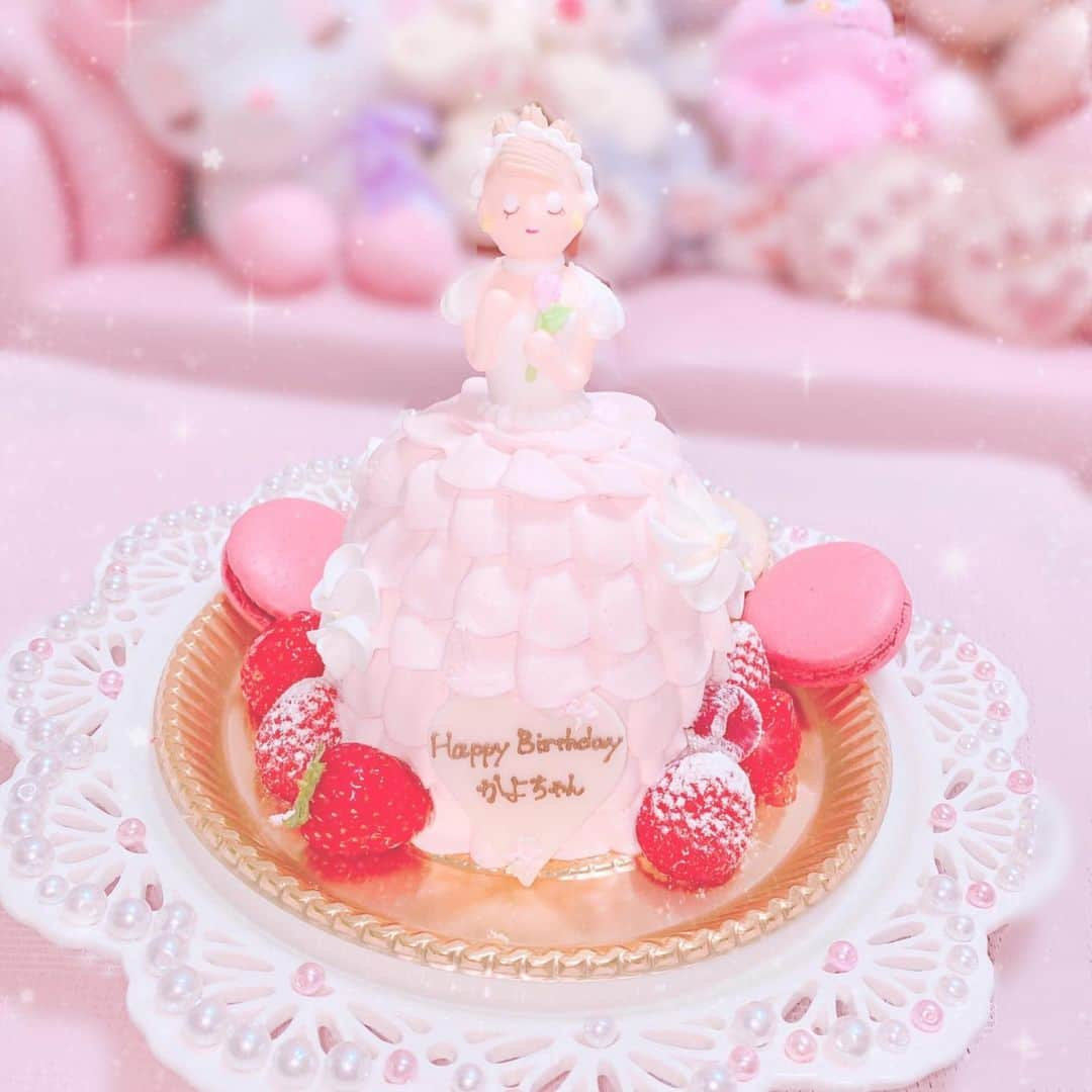 田北香世子さんのインスタグラム写真 - (田北香世子Instagram)「プリンセスみたいなケーキ👸🏼🎂 ケーキもお皿も添えてるマカロンも全部可愛すぎ🥺💖 #atelieranniversary  #アトリエアニバーサリー #バースデーケーキ #マカロン」2月13日 23時53分 - kayoko_takita