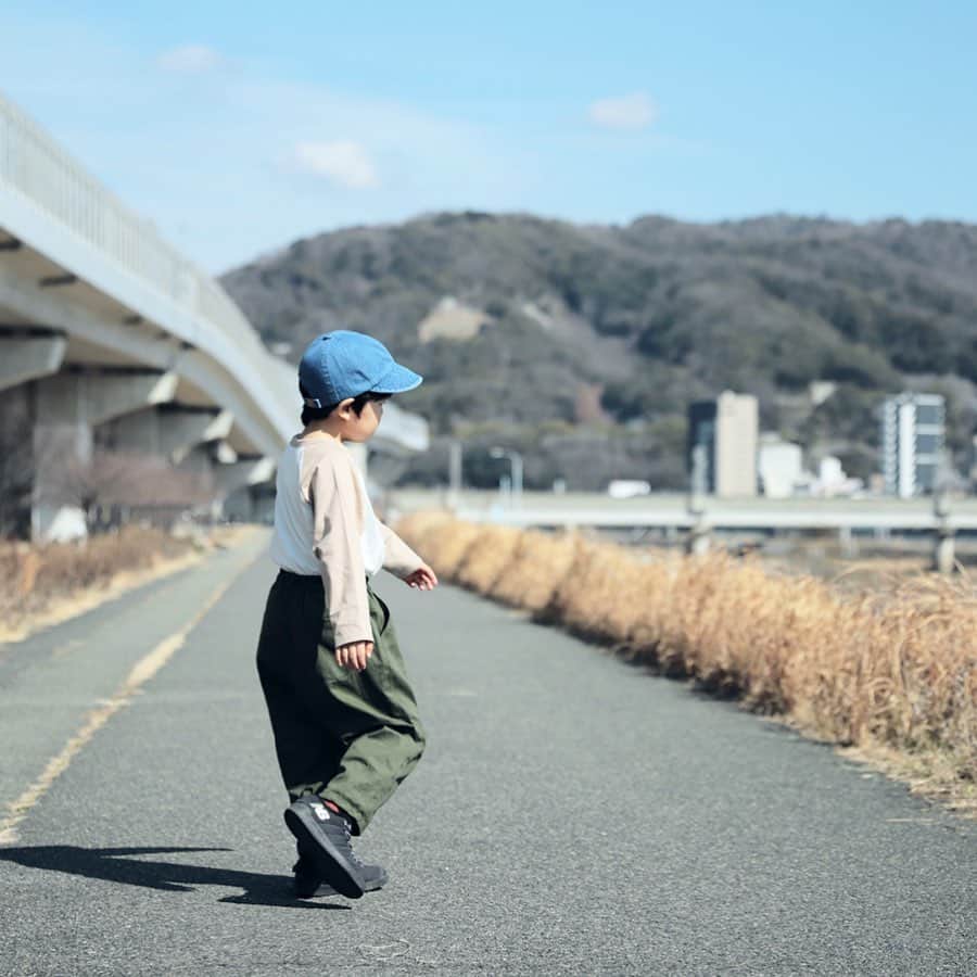 きなこのインスタグラム：「来週はまた寒くなるようだけど、今日は上着もいらず、春服で公園に行っても気持ちいいぽかぽか日和でした。桜の蕾も膨らんできてた。少しずつ春に近づいてるなぁ🌸  きなこ×ベルメゾンコラボ服、今115cm23kgな息子が着ているのは上下ともに120サイズ。初夏まで着られそうなちょうどいいゆったり着用感です☺️  ▶︎コラボ服の詳細はブログの"コラボアイテム"でご案内してます☺︎ → @kinako_710」