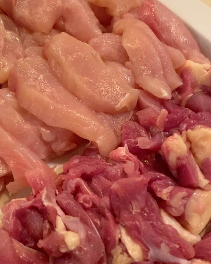 Mai Wakimizuのインスタグラム：「本日のdinner♡お気に入りの焼鳥屋さん、とり篠さん @tori_sasaの博多鍋をテイクアウトしてsaorin家で頂きました＼(^o^)／出産してから中々お店には行けなくなったけど、お家でこんな美味しいお鍋が頂けるなんて贅沢過ぎ。今回は湯葉やせりまでお裾分けして頂き、更に本格的♡ダイエット中の私にはお鍋は味方！一応シメの麺だけは我慢しました。笑  #wakkingourmet#とり篠#神戸」