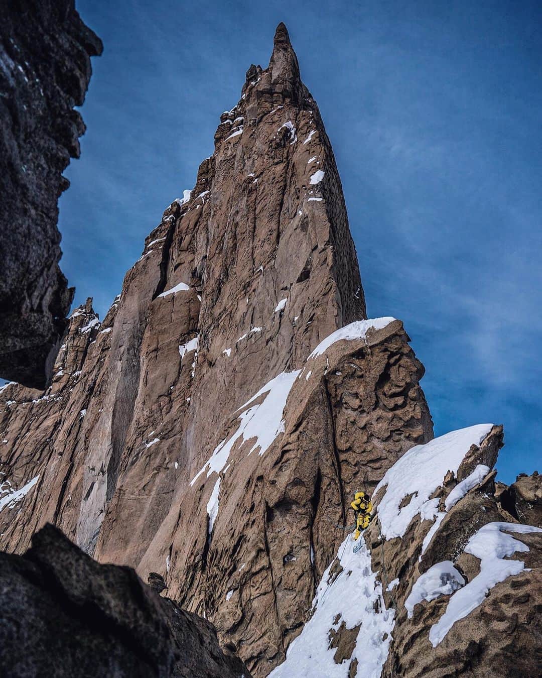 のインスタグラム：「@conrad_anker traversing to the final 1500ft headwall on Ulvetanna, Antarctica. There’s a reason it’s called the Wolf’s Fang.  @thenorthface」