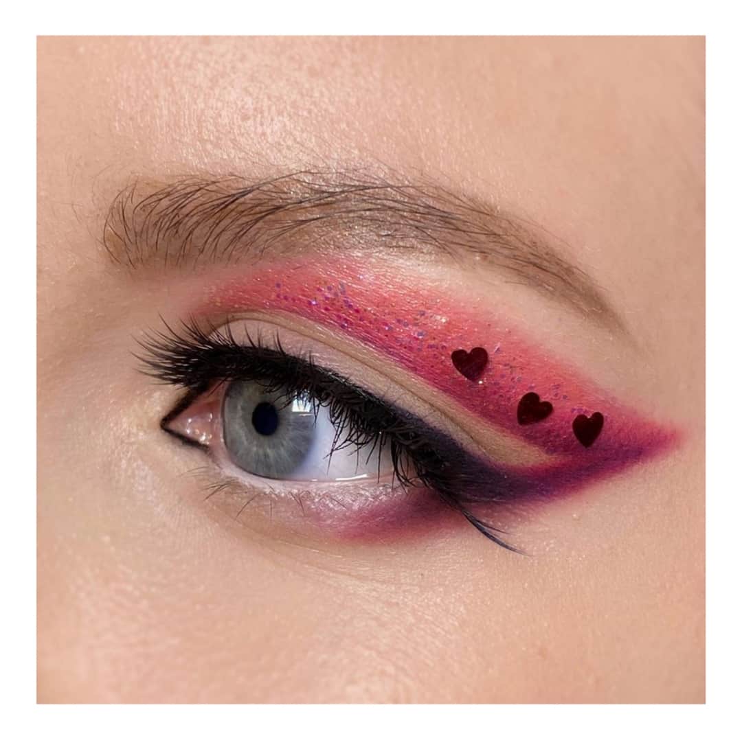 さんのインスタグラム写真 - (Instagram)「Начни с романтичного макияжа💕 Нанеси тени из палетки #MACArtLibrary — It’s Designer и блестки #MACGlitter — Iridescent White и Pink Hearts. ⠀ До 20 февраля действуют специальные цены –20% на продукты для макияжа глаз и губ 💓 ⠀ MUA: @taniantipova / М•А•С Афимолл Сити ⠀ #MACCosmeticsRussia」2月14日 0時00分 - maccosmeticsrussia